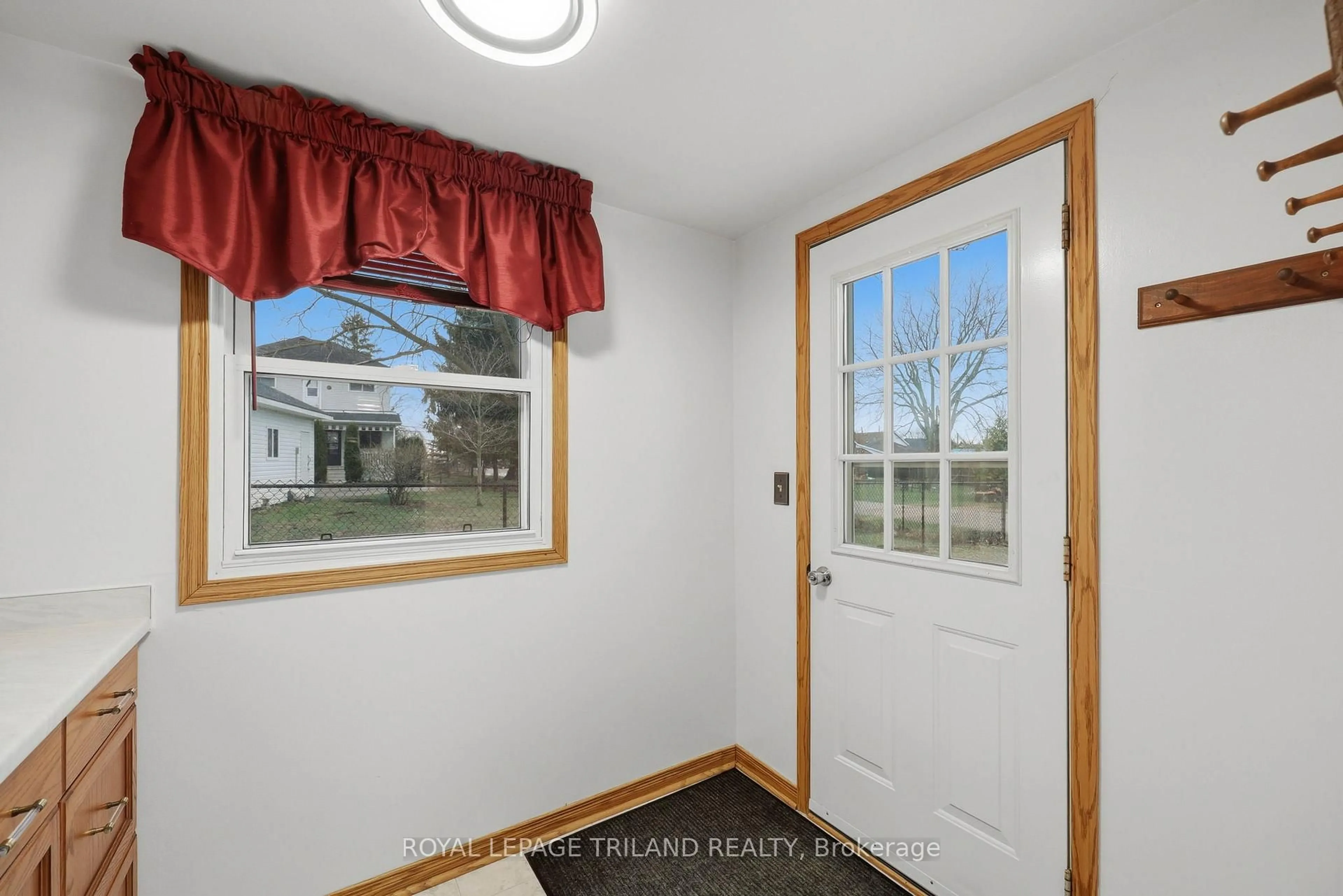 Indoor entryway for 75 SHERRARD St, Lambton Shores Ontario N0M 2N0