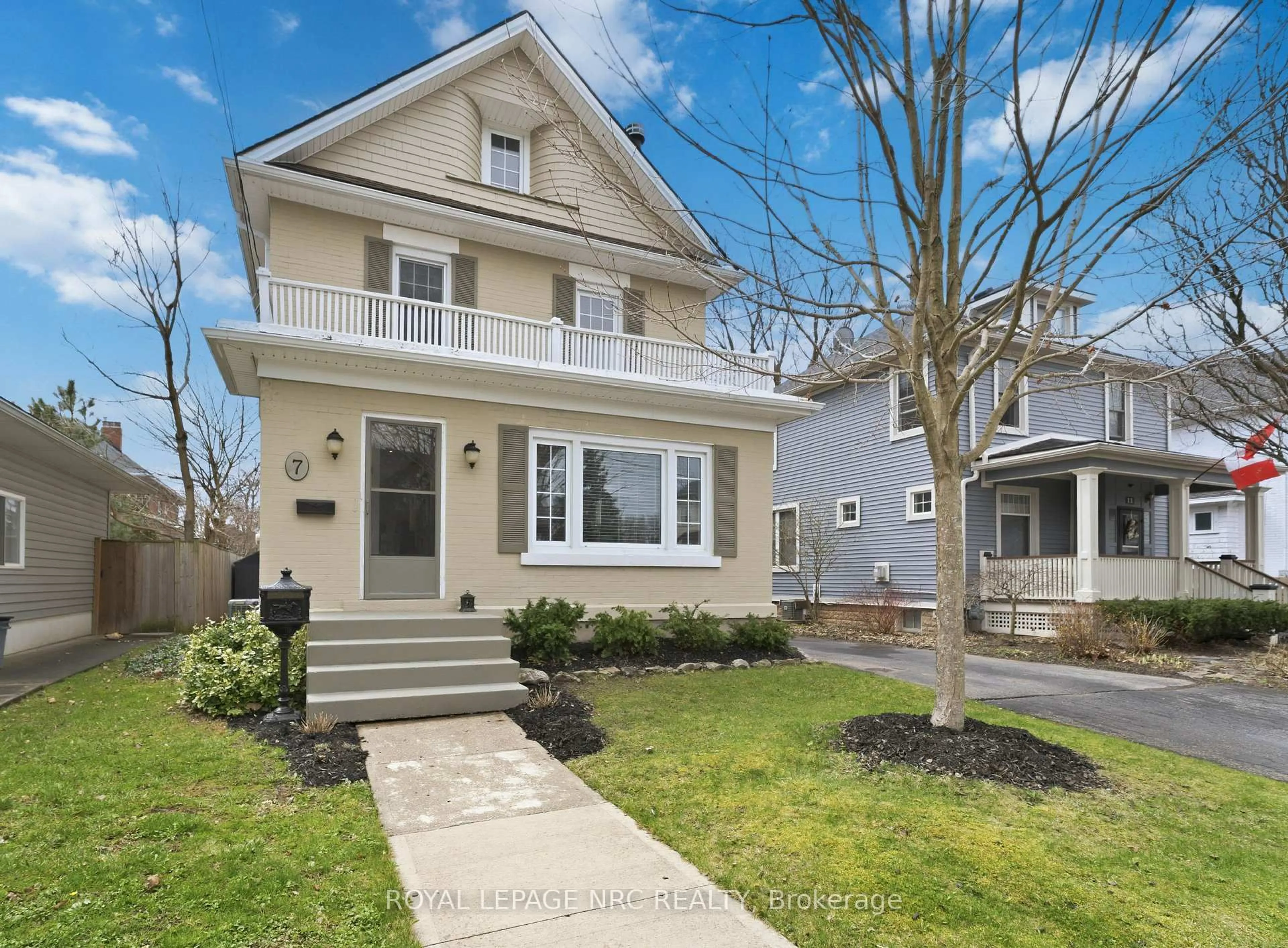 Home with vinyl exterior material, street for 7 Highland Gdns, Welland Ontario L3C 4R5