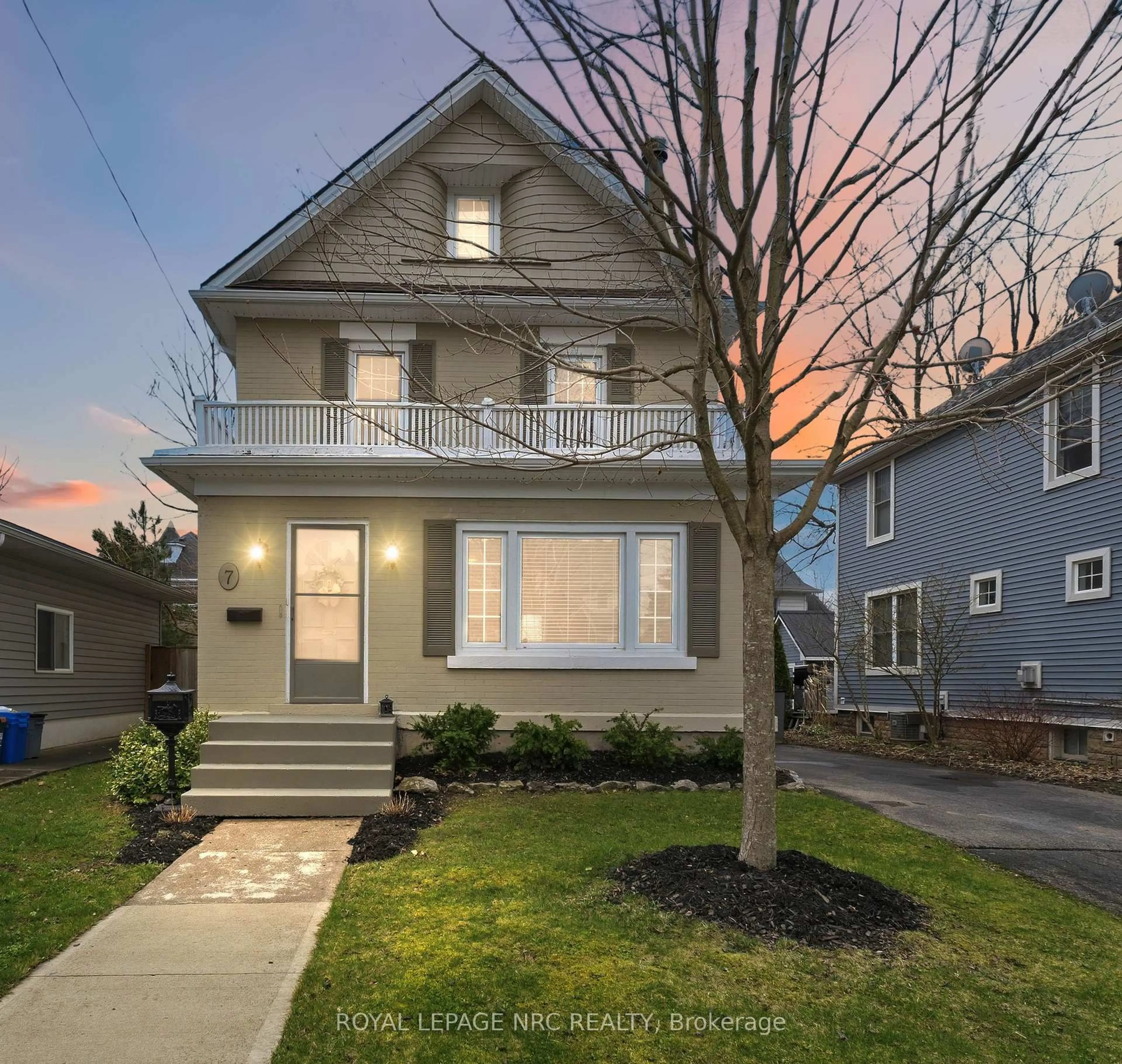 Home with vinyl exterior material, street for 7 Highland Gdns, Welland Ontario L3C 4R5