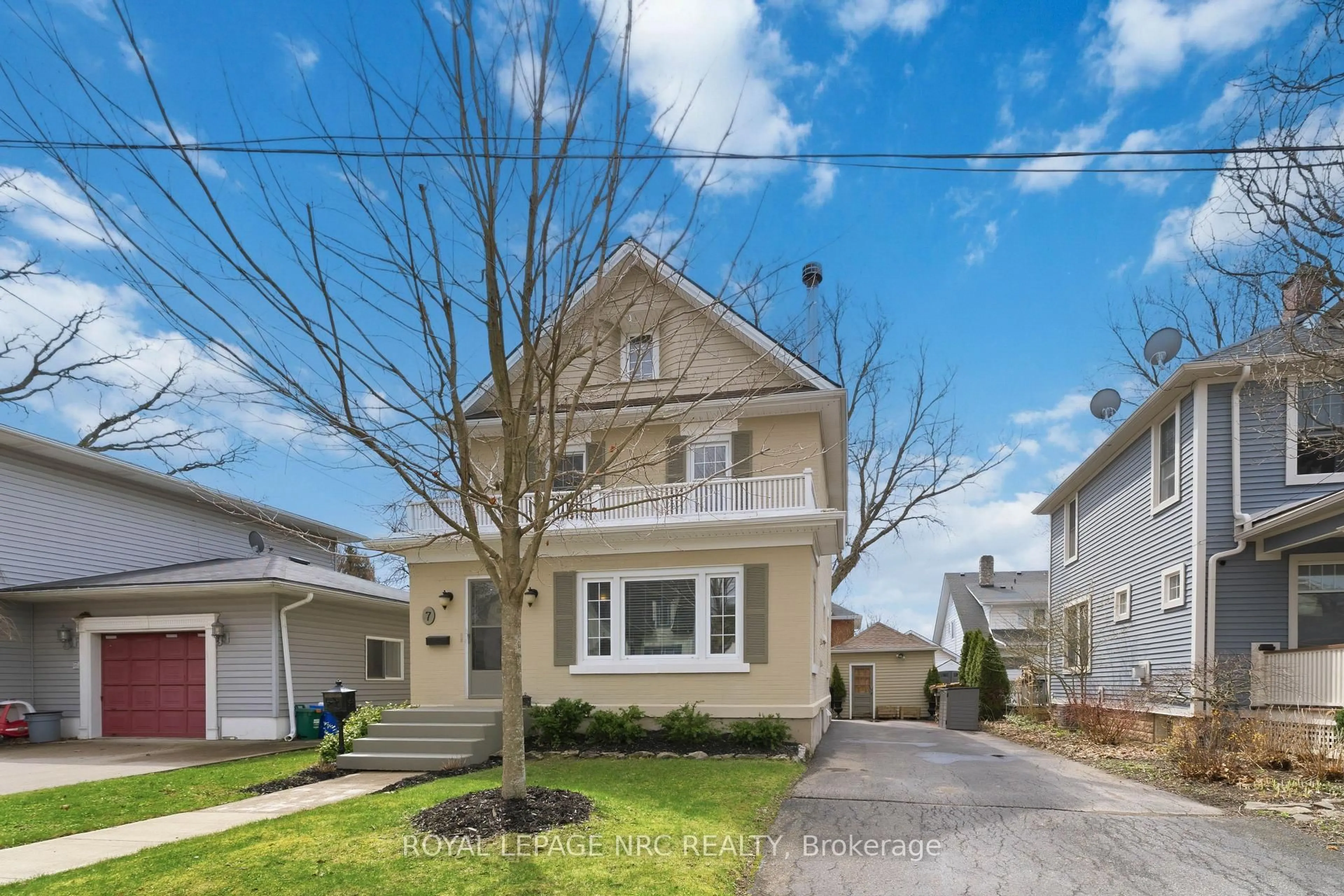 Home with vinyl exterior material, street for 7 Highland Gdns, Welland Ontario L3C 4R5