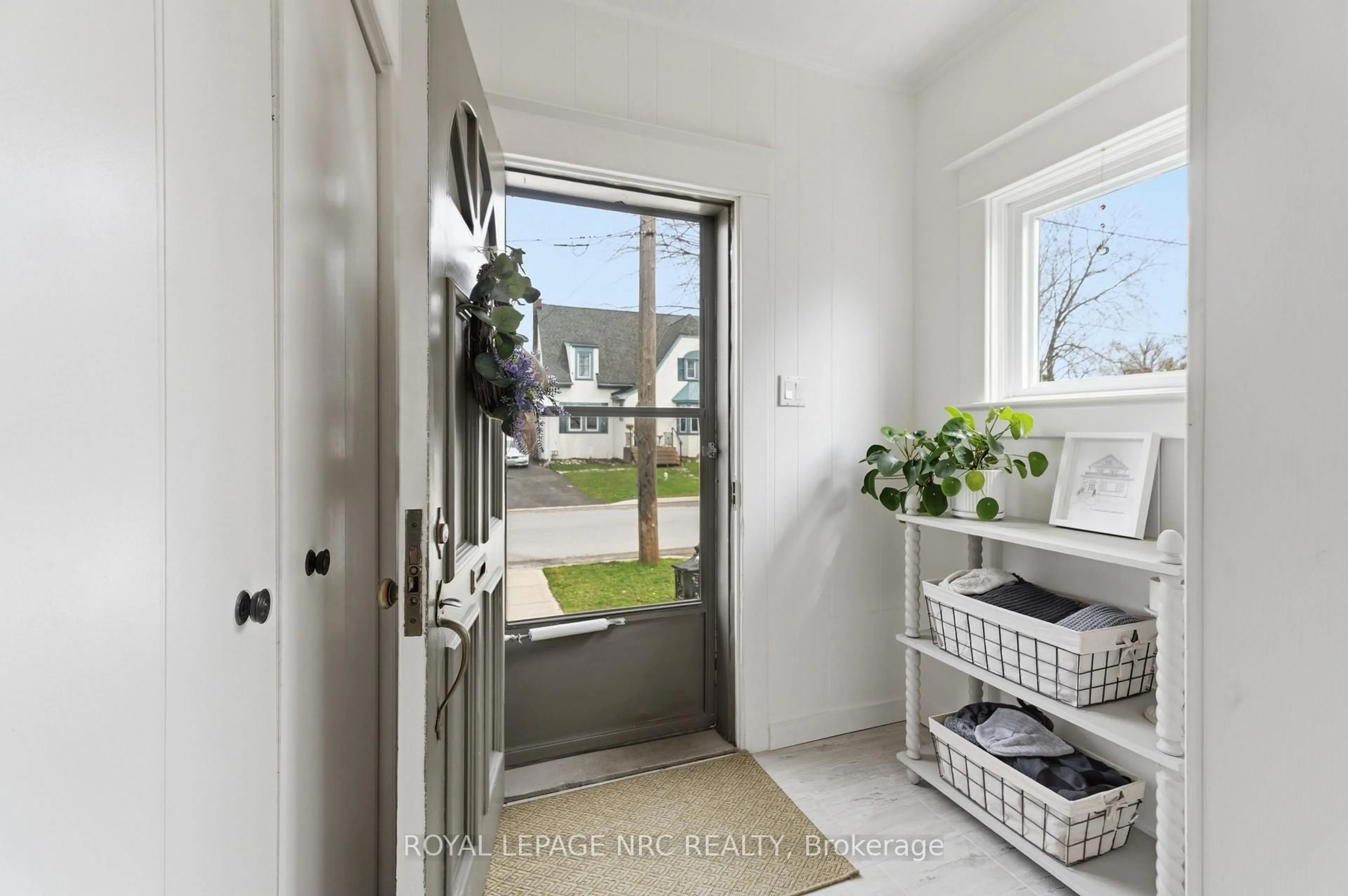 Indoor entryway for 7 Highland Gdns, Welland Ontario L3C 4R5