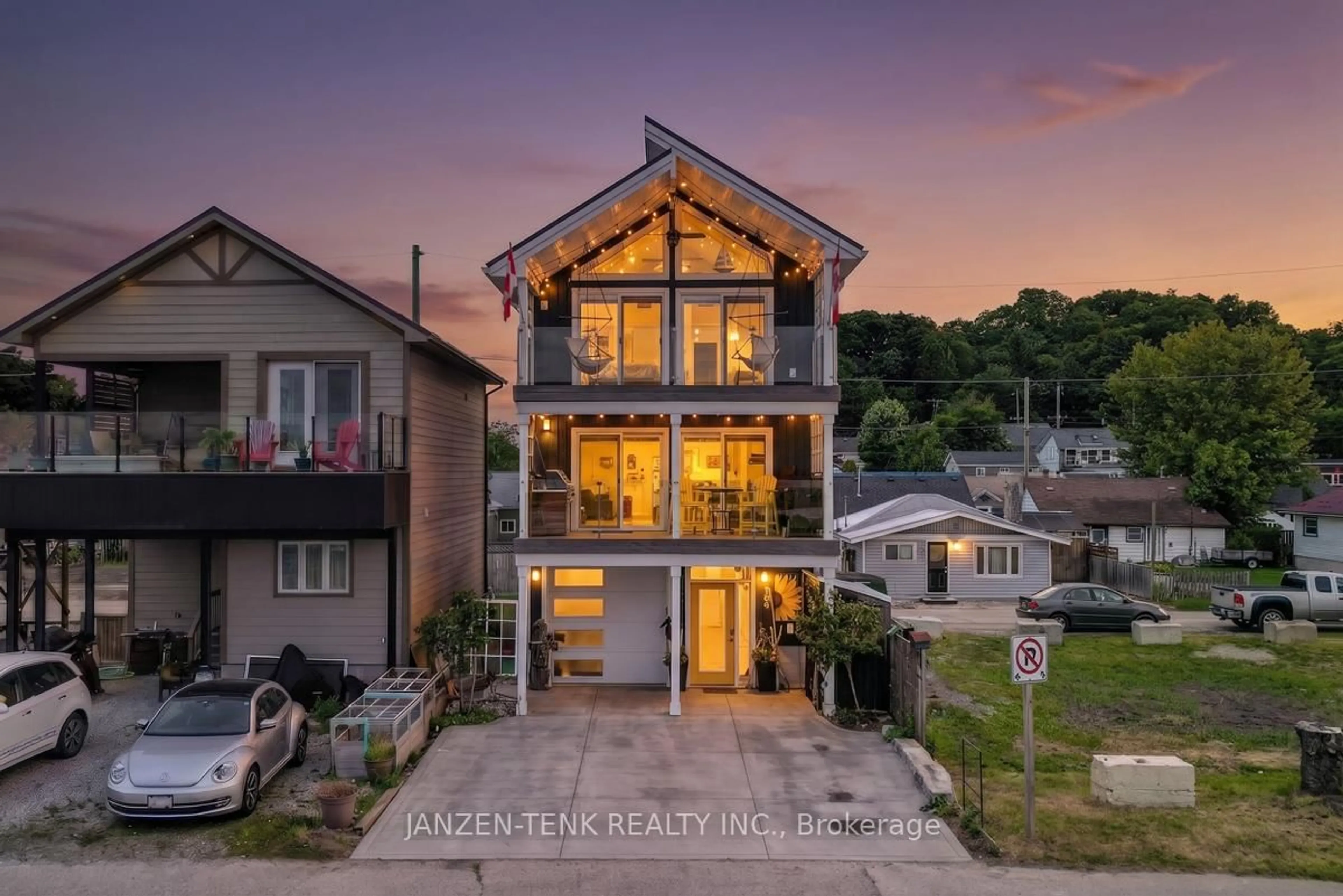 A pic from outside/outdoor area/front of a property/back of a property/a pic from drone, unknown for 163 Maud St, Central Elgin Ontario N5L 1C8