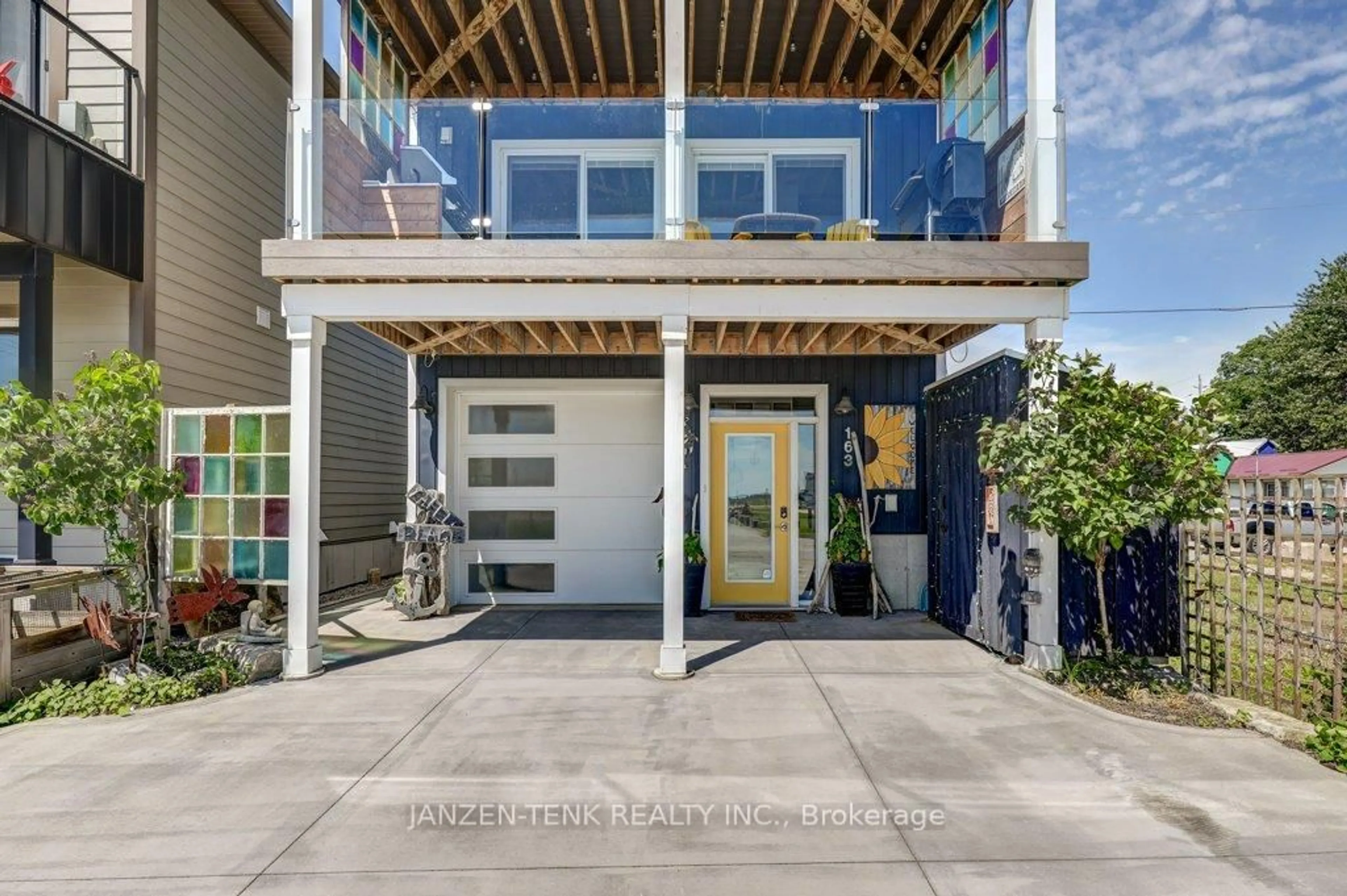 Indoor entryway for 163 Maud St, Central Elgin Ontario N5L 1C8