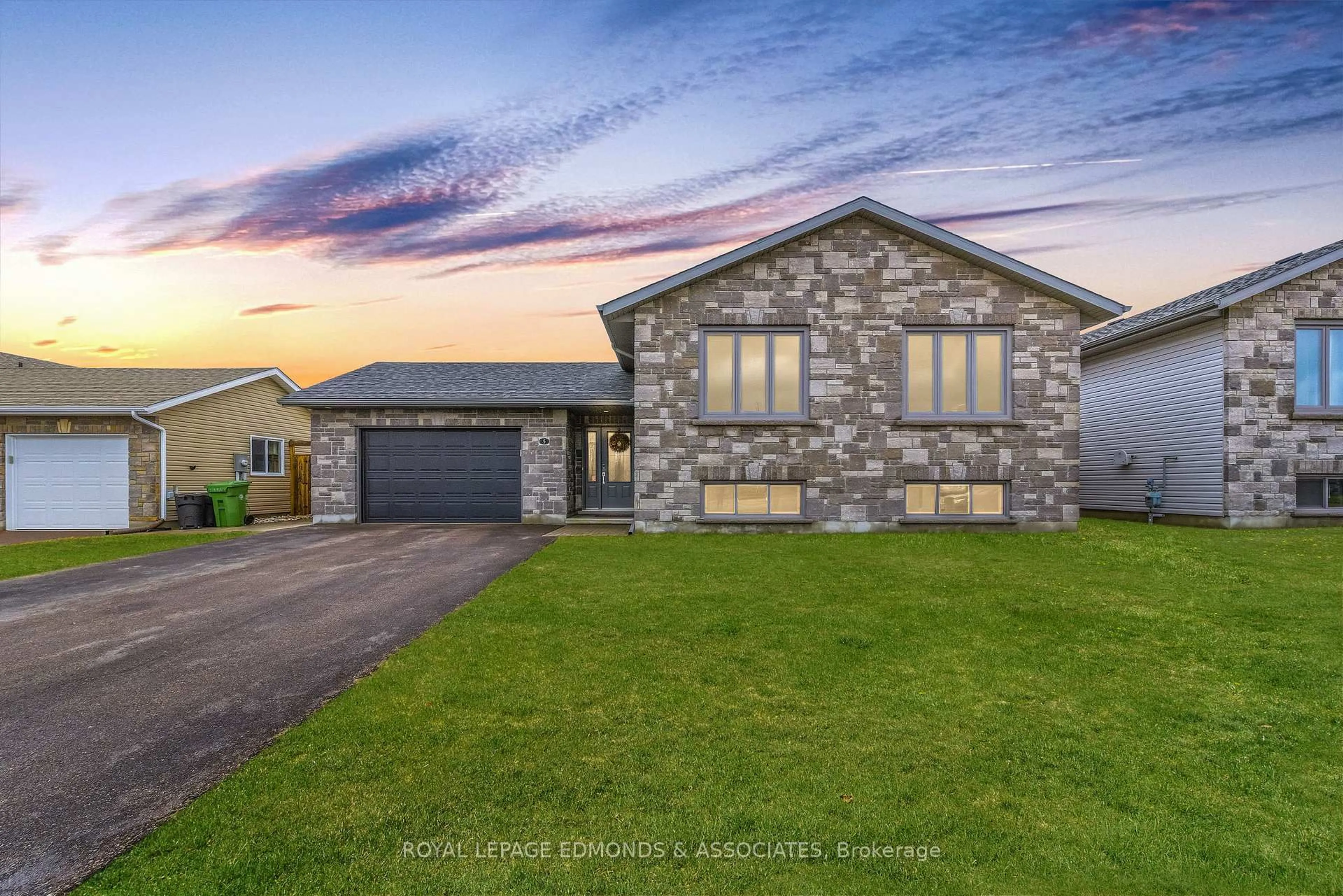 A pic from outside/outdoor area/front of a property/back of a property/a pic from drone, street for 5 Nile St, Petawawa Ontario K8H 2W8