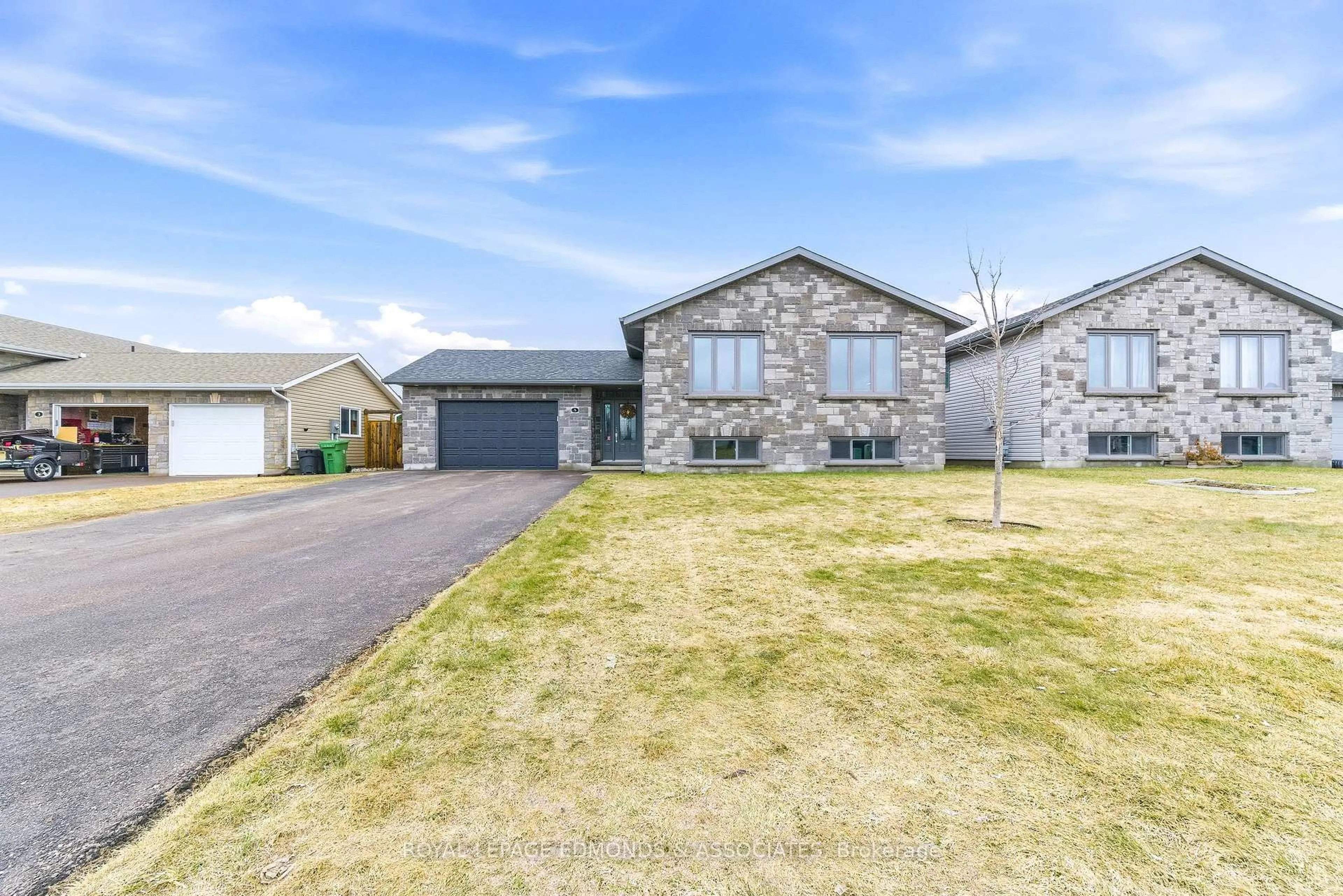 A pic from outside/outdoor area/front of a property/back of a property/a pic from drone, street for 5 Nile St, Petawawa Ontario K8H 2W8