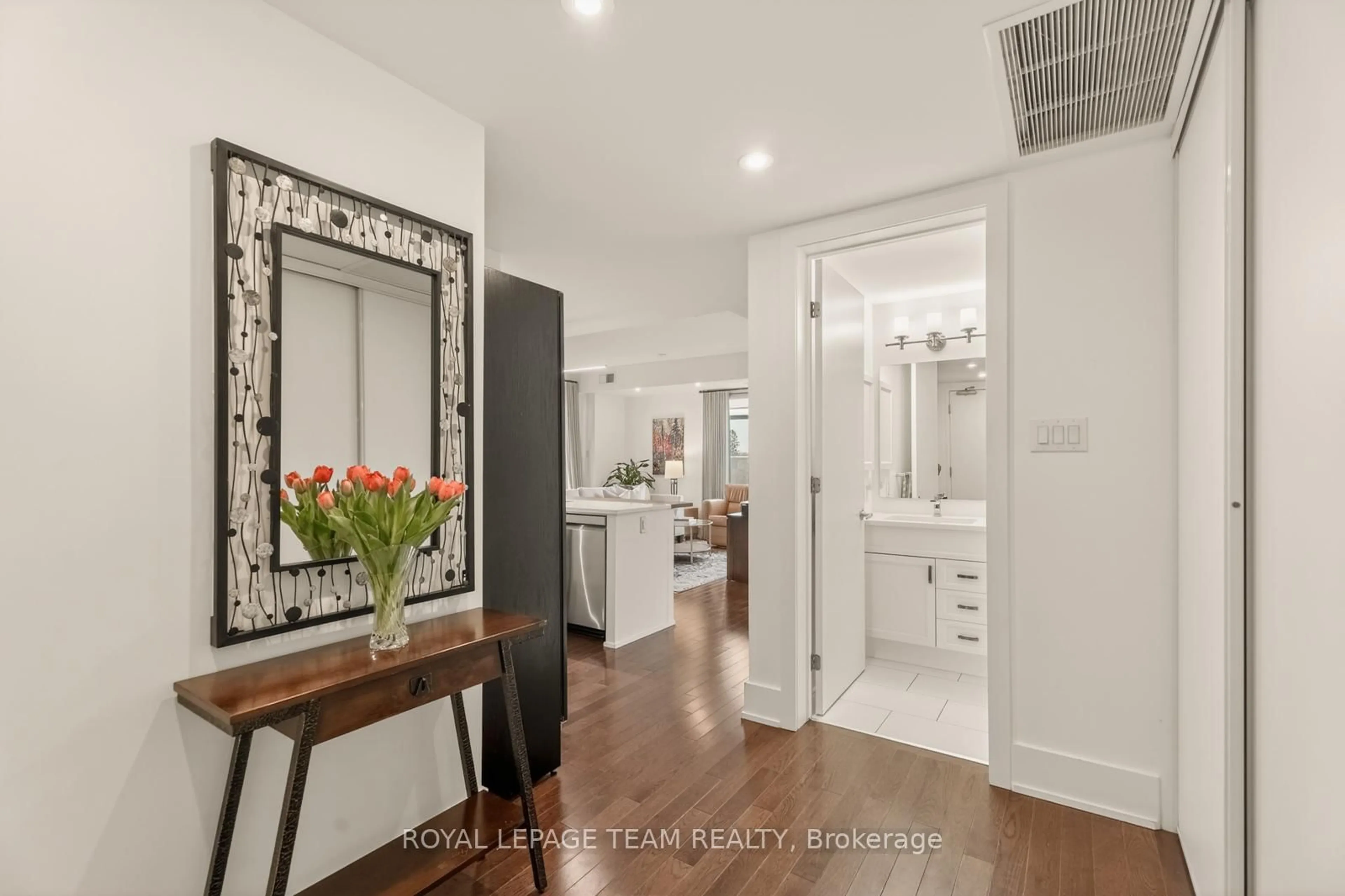 Indoor entryway for 131 Holland Ave #503, Ottawa Ontario K1Y 3A2