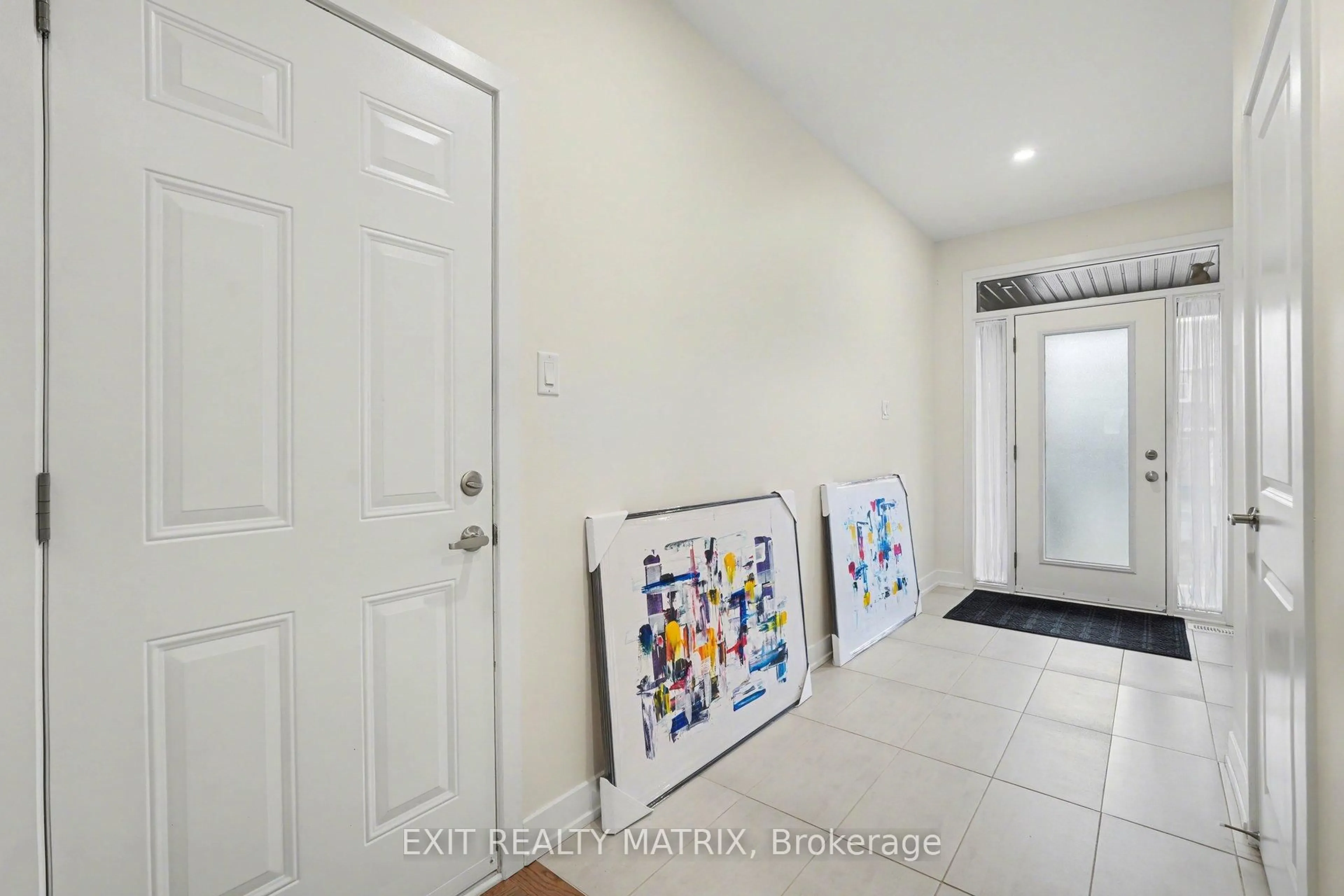 Indoor entryway for 656 Putney Cres, Ottawa Ontario K2S 2N7