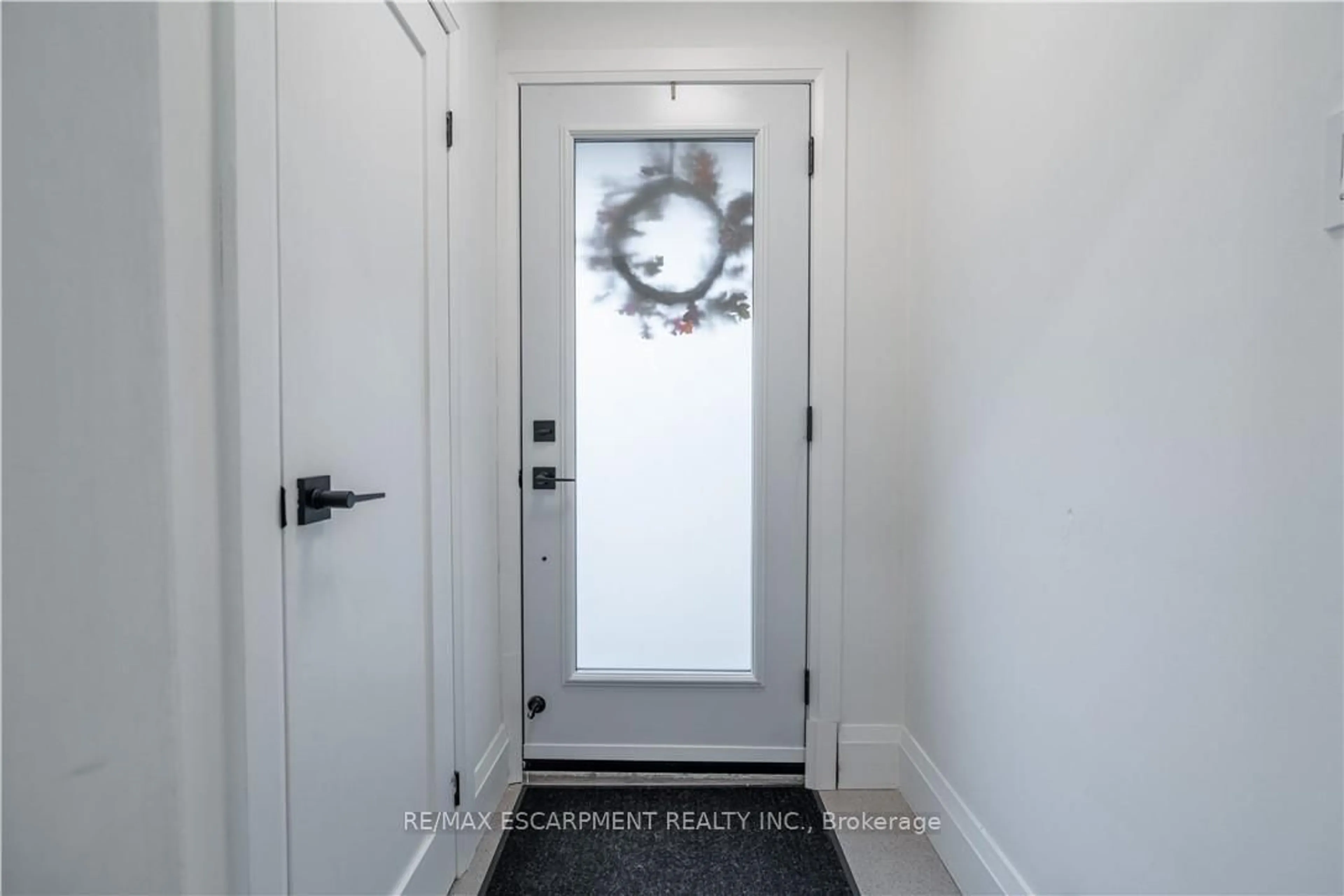 Indoor entryway for 7 Glenmorris Dr, Hamilton Ontario L9H 1S5