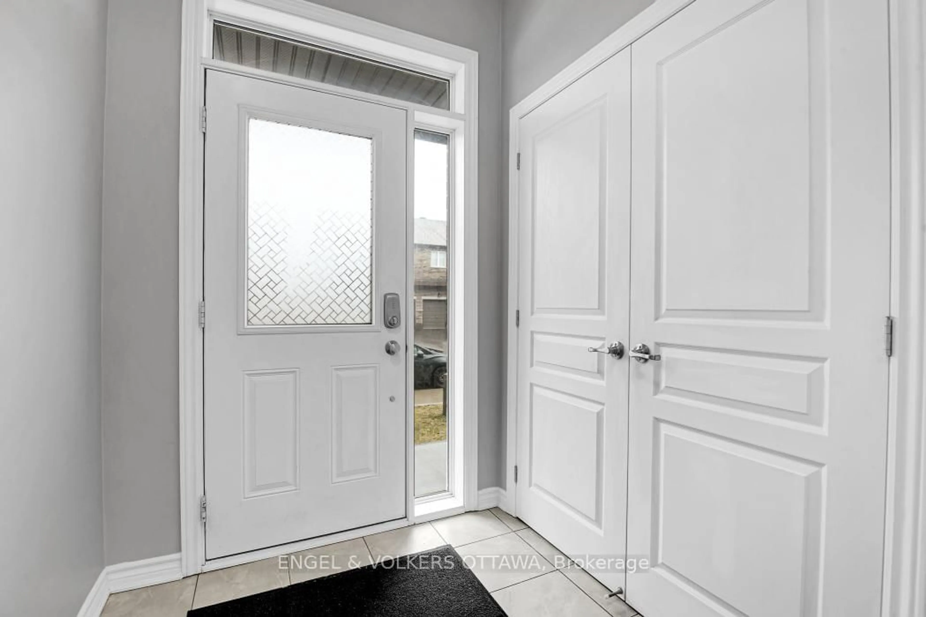 Indoor entryway for 639 Via Mattino Way, Ottawa Ontario K2J 6B9