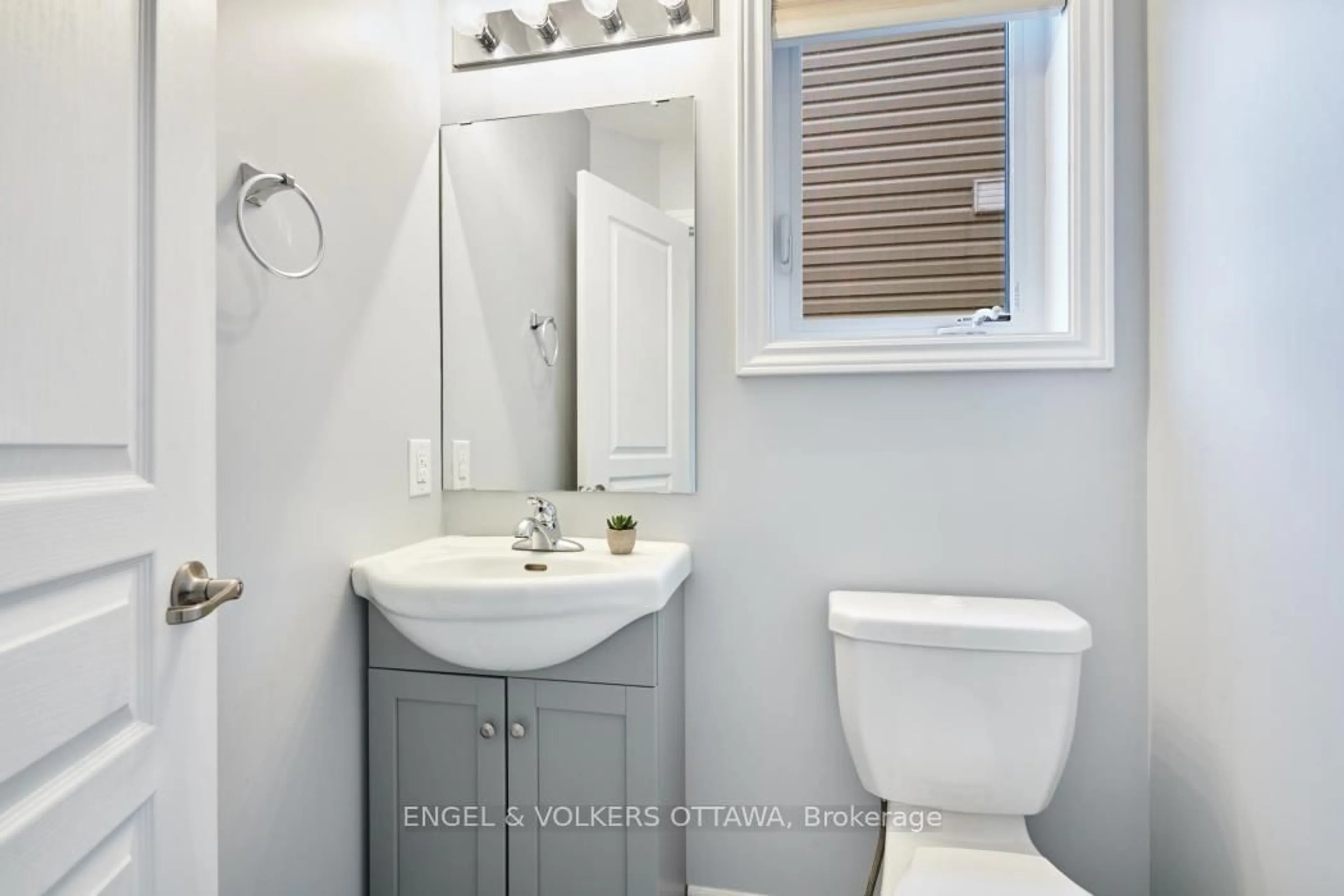 Standard bathroom, ceramic/tile floor for 639 Via Mattino Way, Ottawa Ontario K2J 6B9