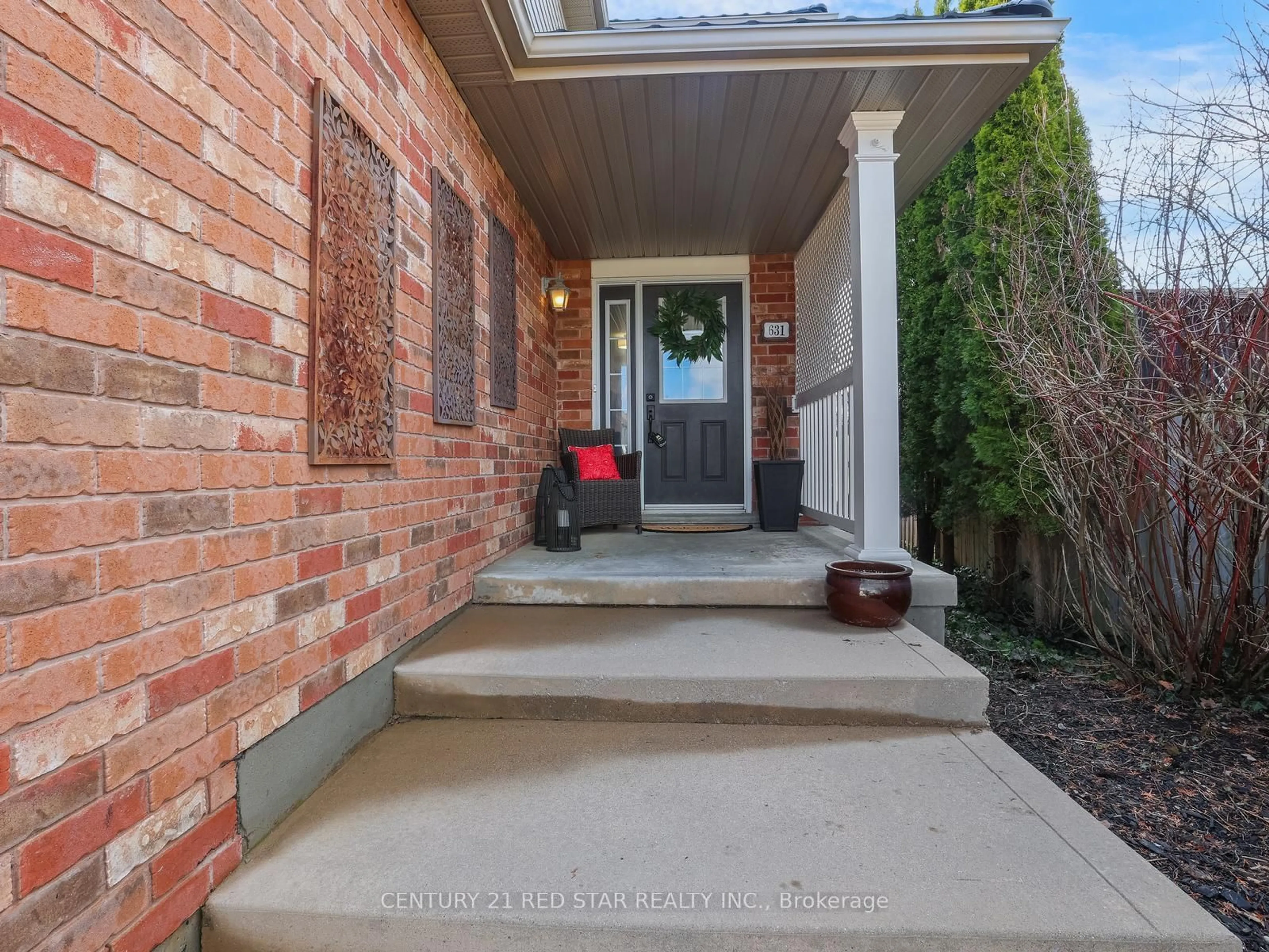 Indoor entryway for 631 Doon South Dr, Kitchener Ontario N2P 2X5