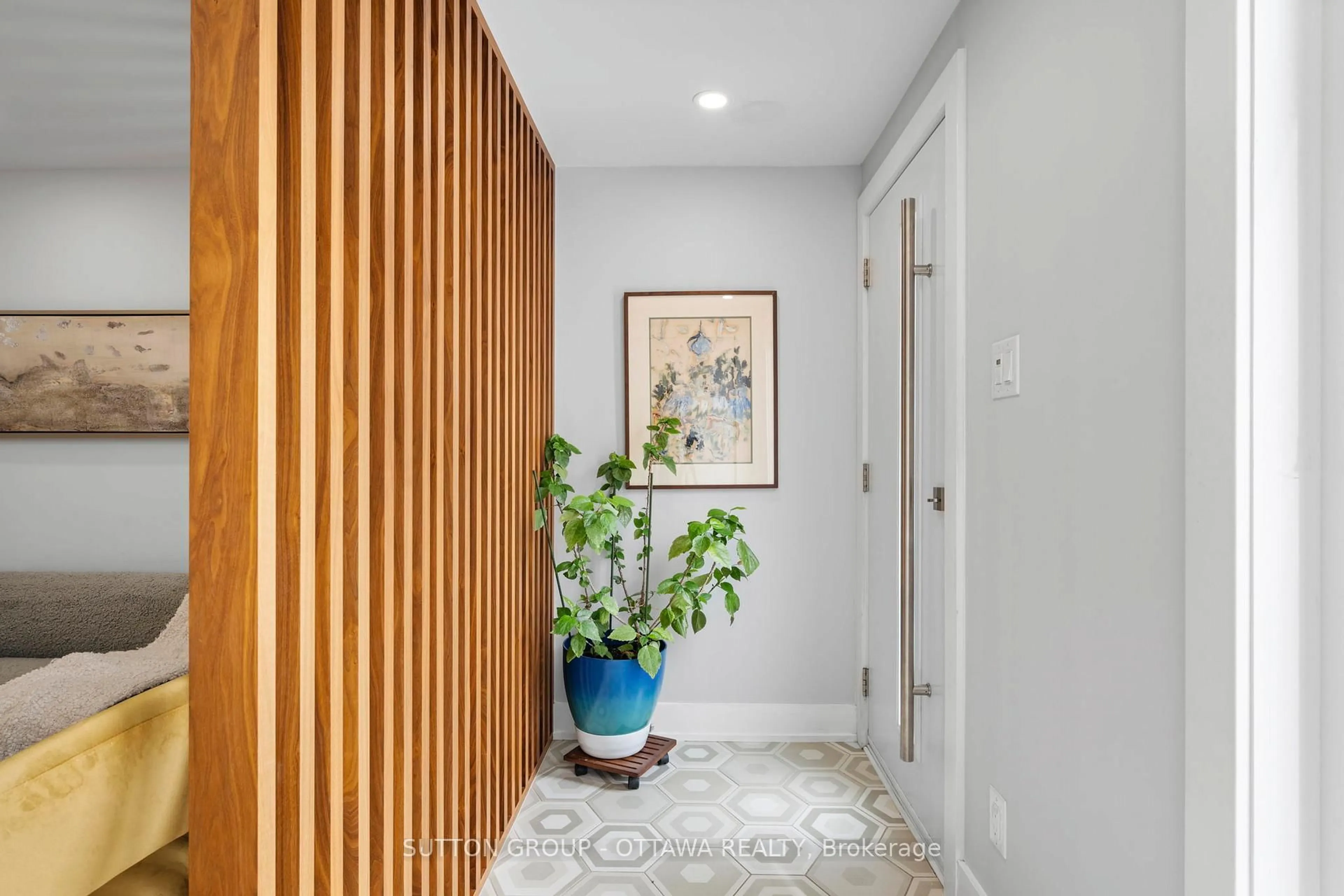 Indoor entryway for 81 Armstrong St, Ottawa Ontario K1Y 2V6