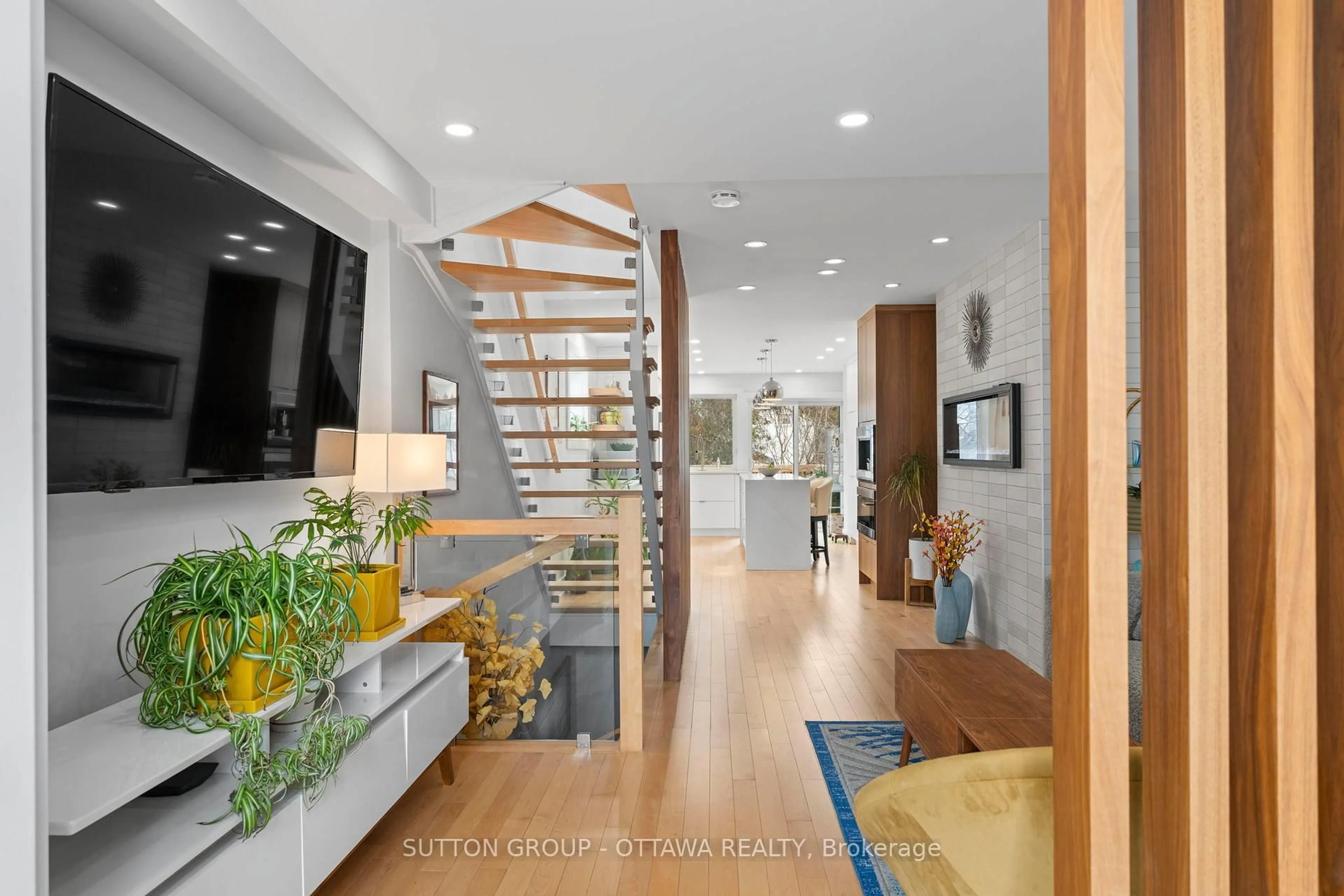 Indoor entryway for 81 Armstrong St, Ottawa Ontario K1Y 2V6