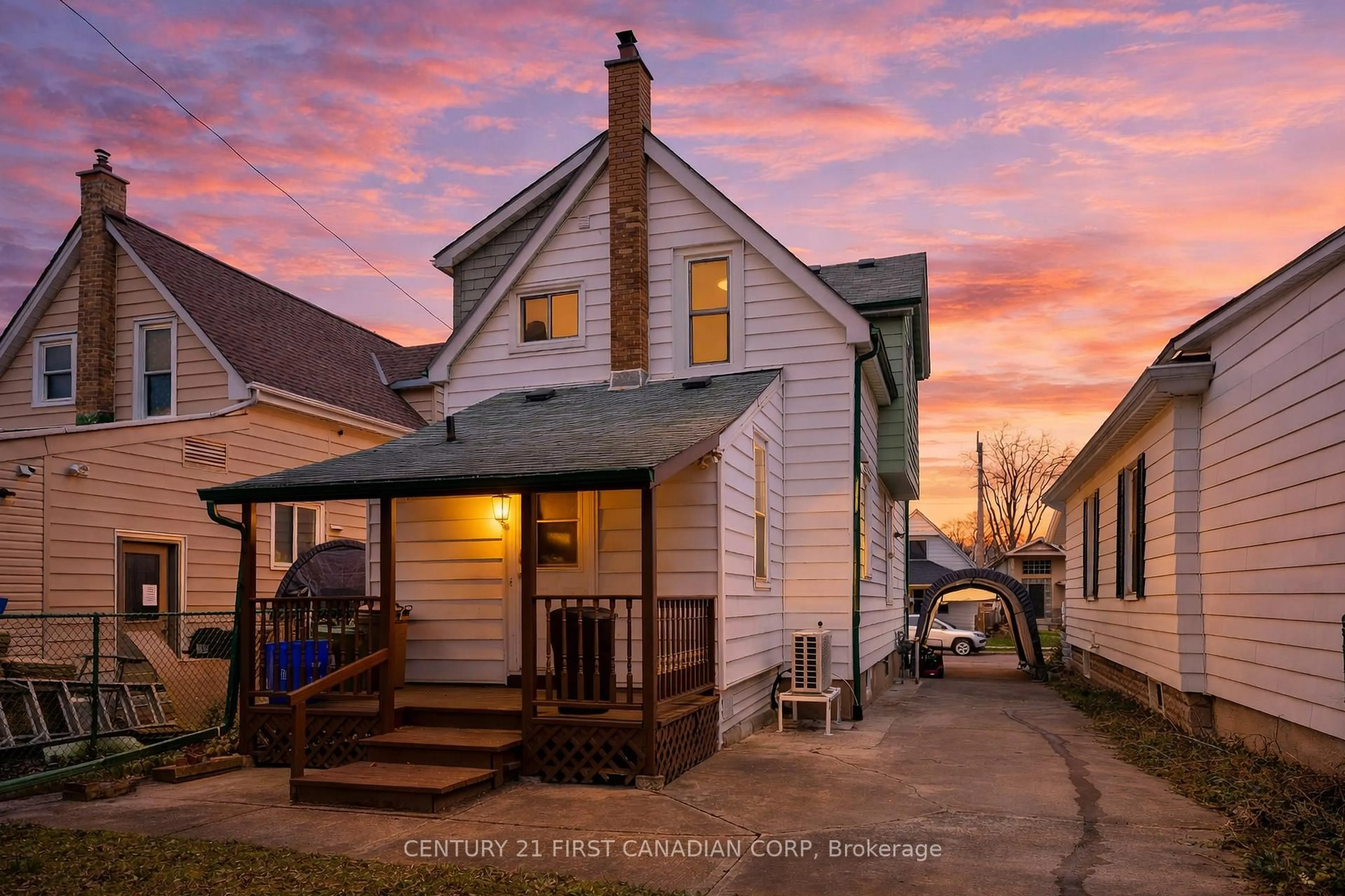 A pic from outside/outdoor area/front of a property/back of a property/a pic from drone, street for 401 Salisbury St, London East Ontario N5Y 3B3