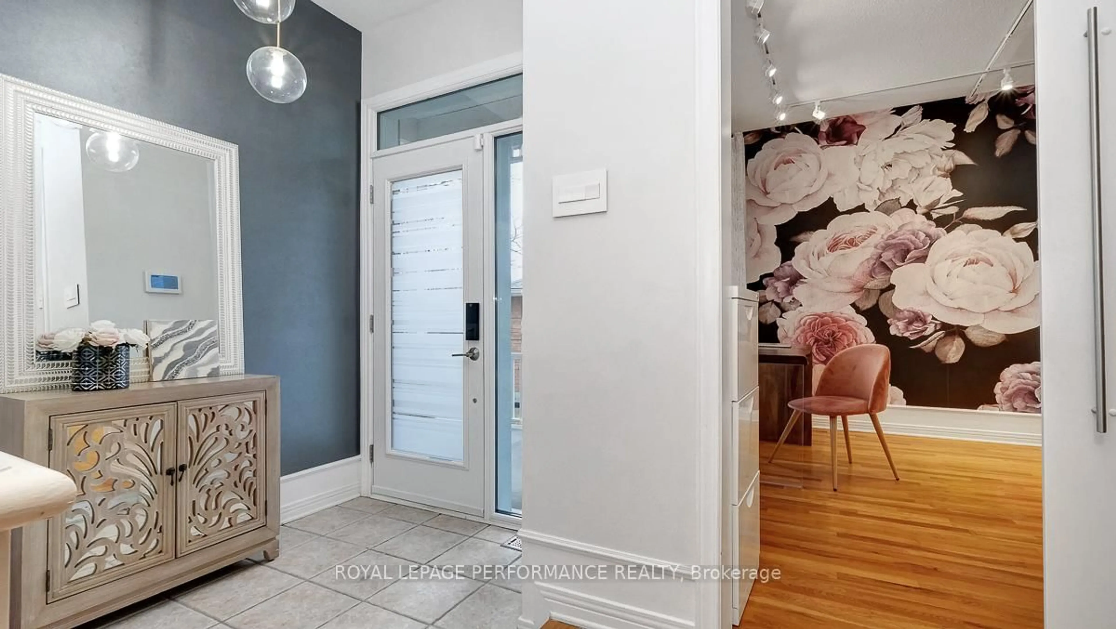 Indoor entryway for 40 Rivergreen Cres, Ottawa Ontario K2M 2W9