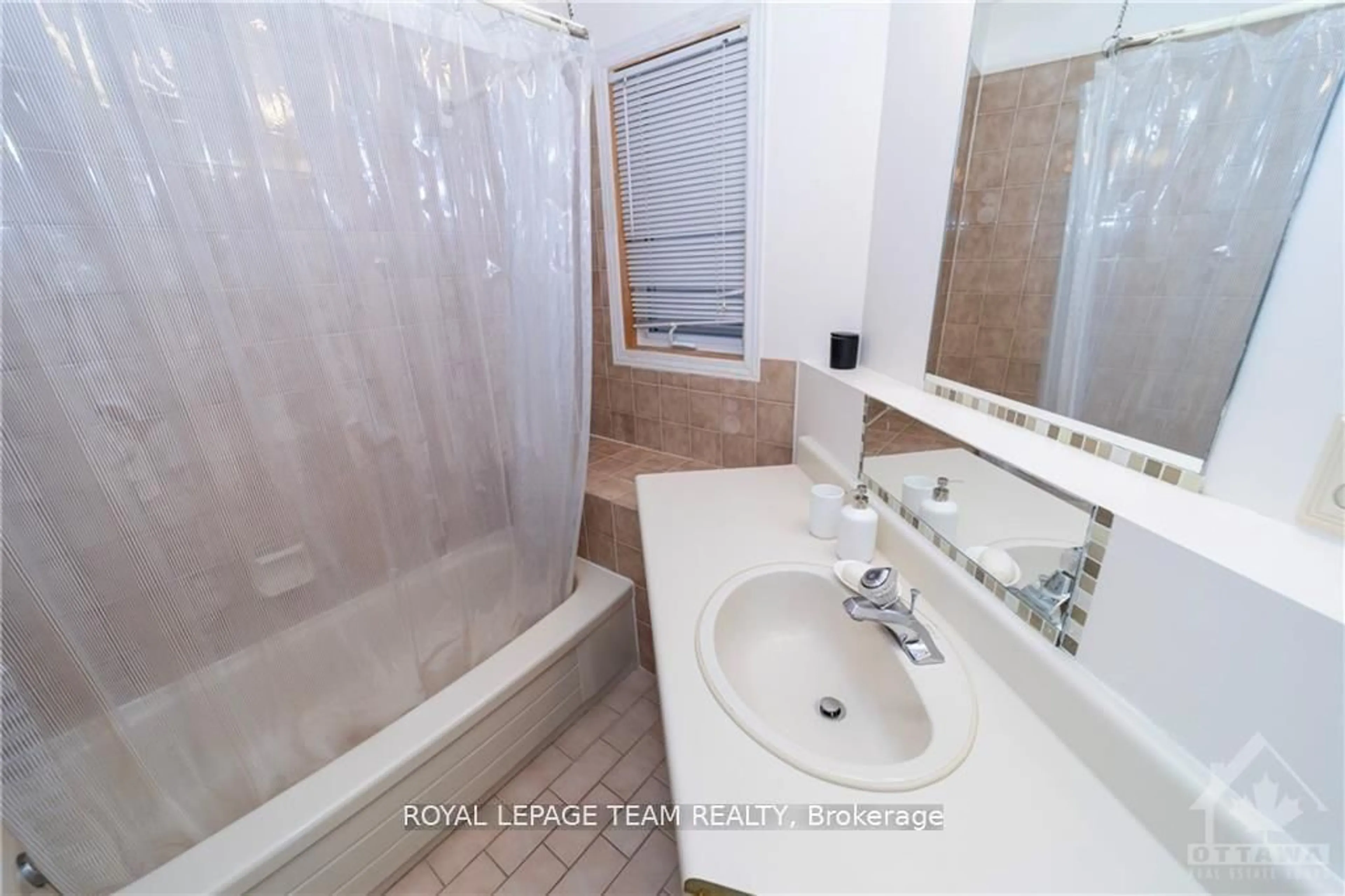 Standard bathroom, ceramic/tile floor for 2982 Richmond Rd, Ottawa Ontario K2B 6S7