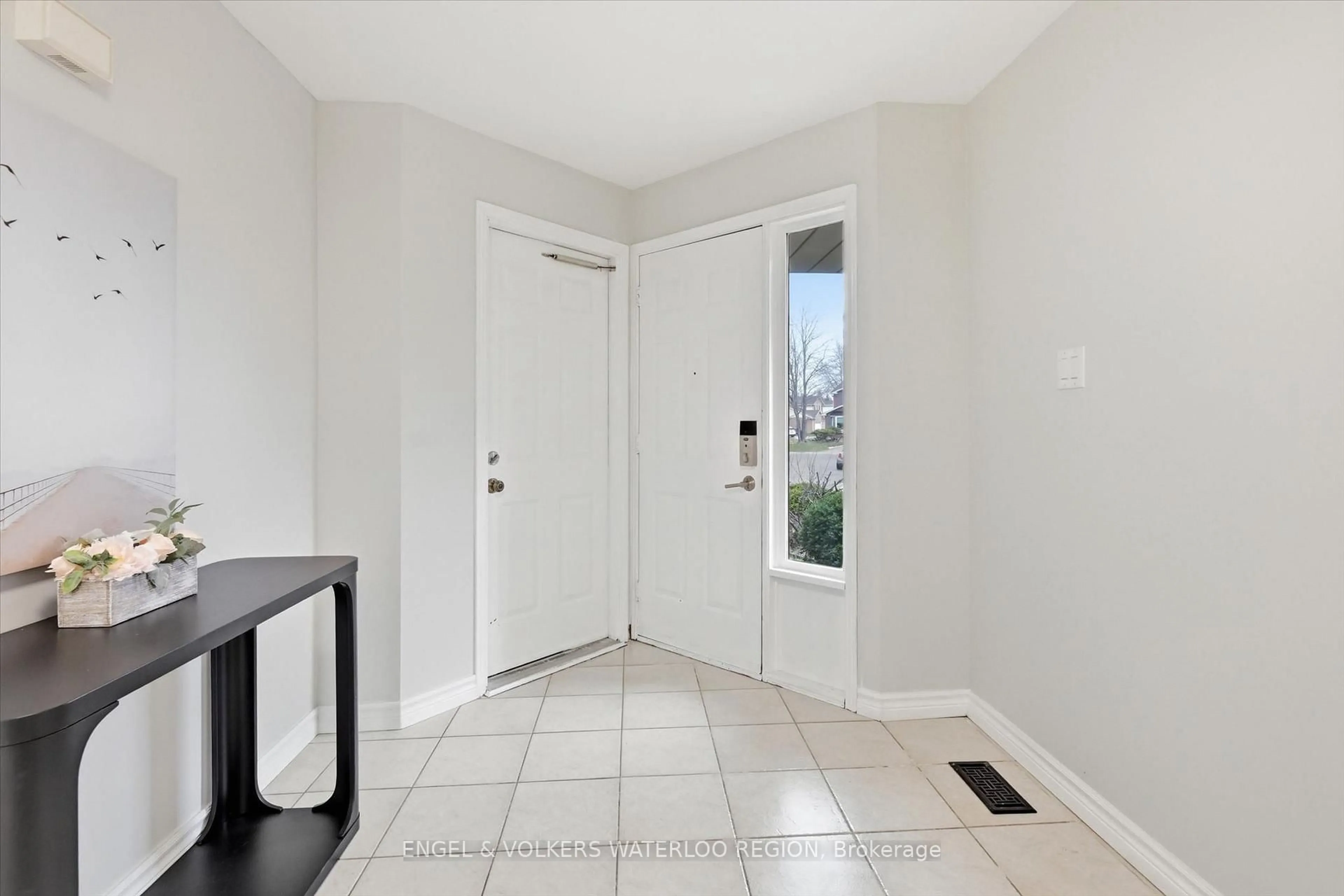 Indoor entryway for 18 Regal Dr, Hamilton Ontario L8W 2P4