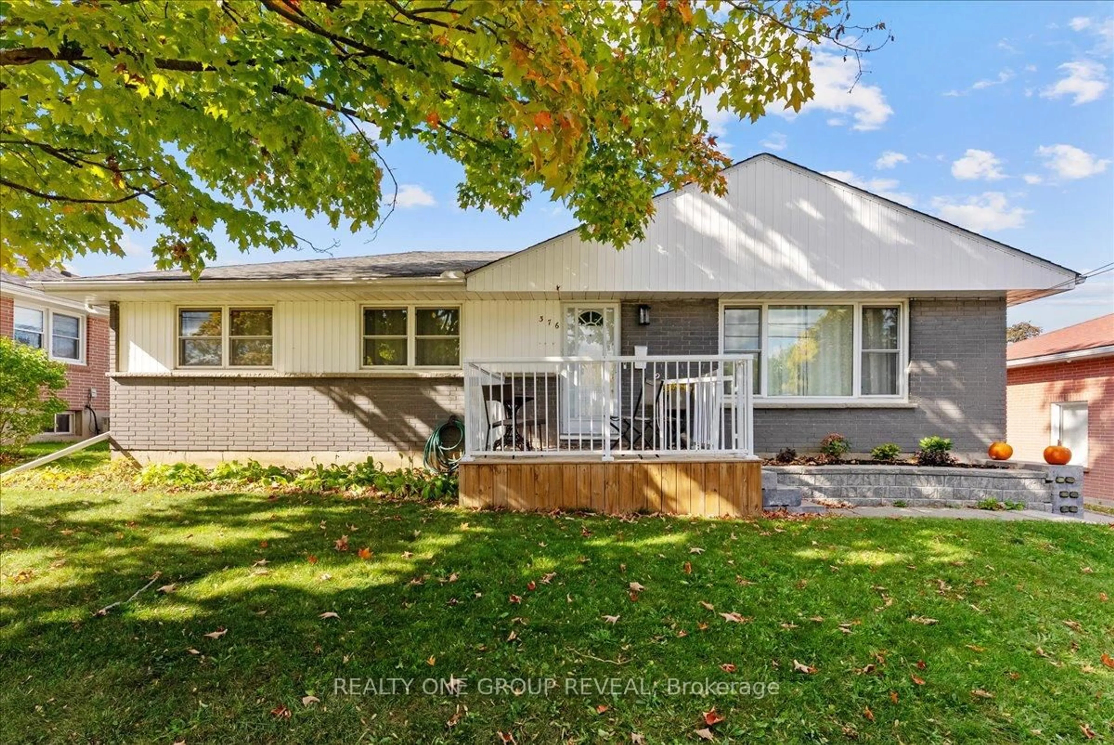 Home with vinyl exterior material, street for 376 Bellevue St, Peterborough Ontario K9H 5G2