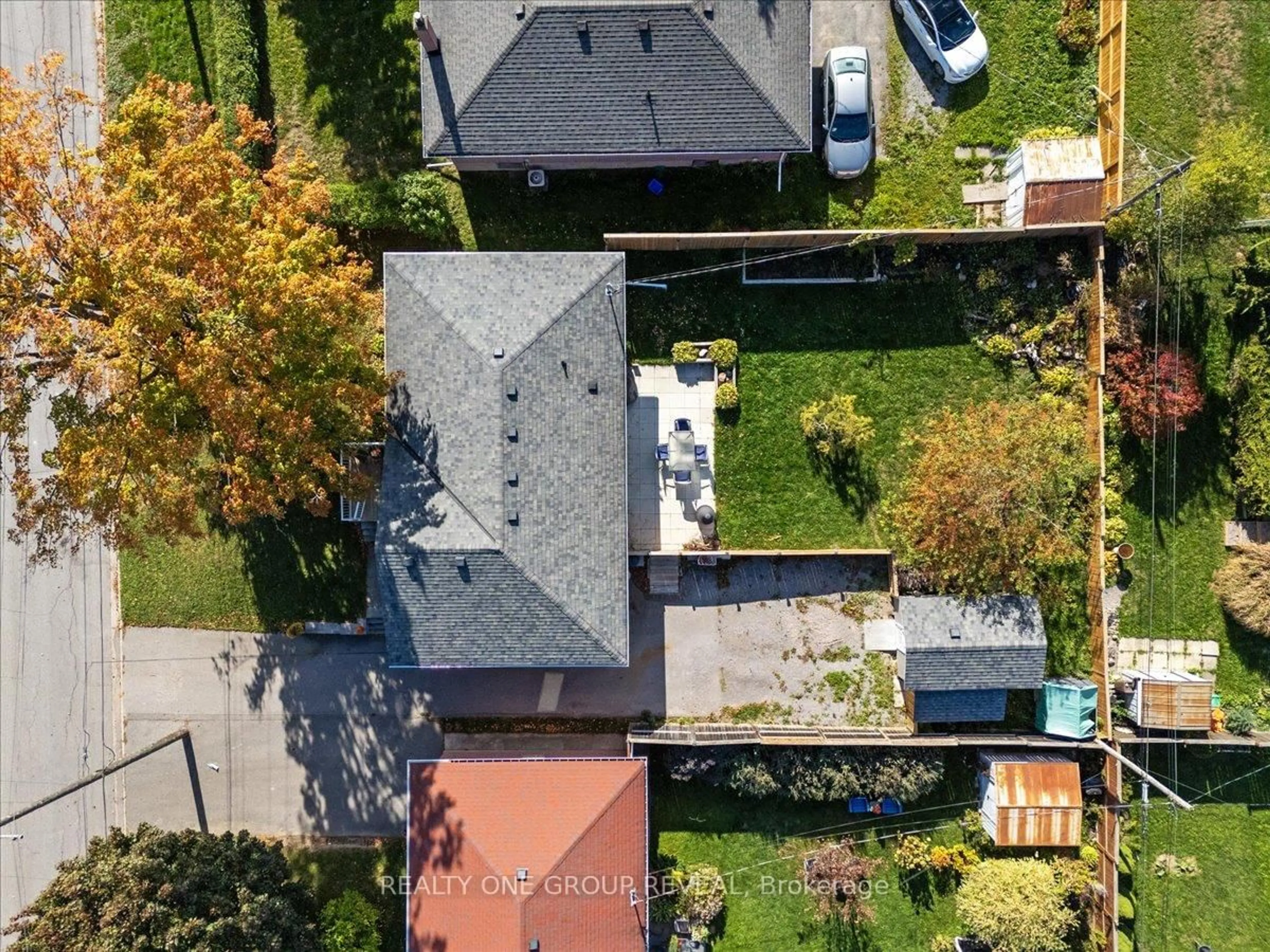 A pic from outside/outdoor area/front of a property/back of a property/a pic from drone, street for 376 Bellevue St, Peterborough Ontario K9H 5G2