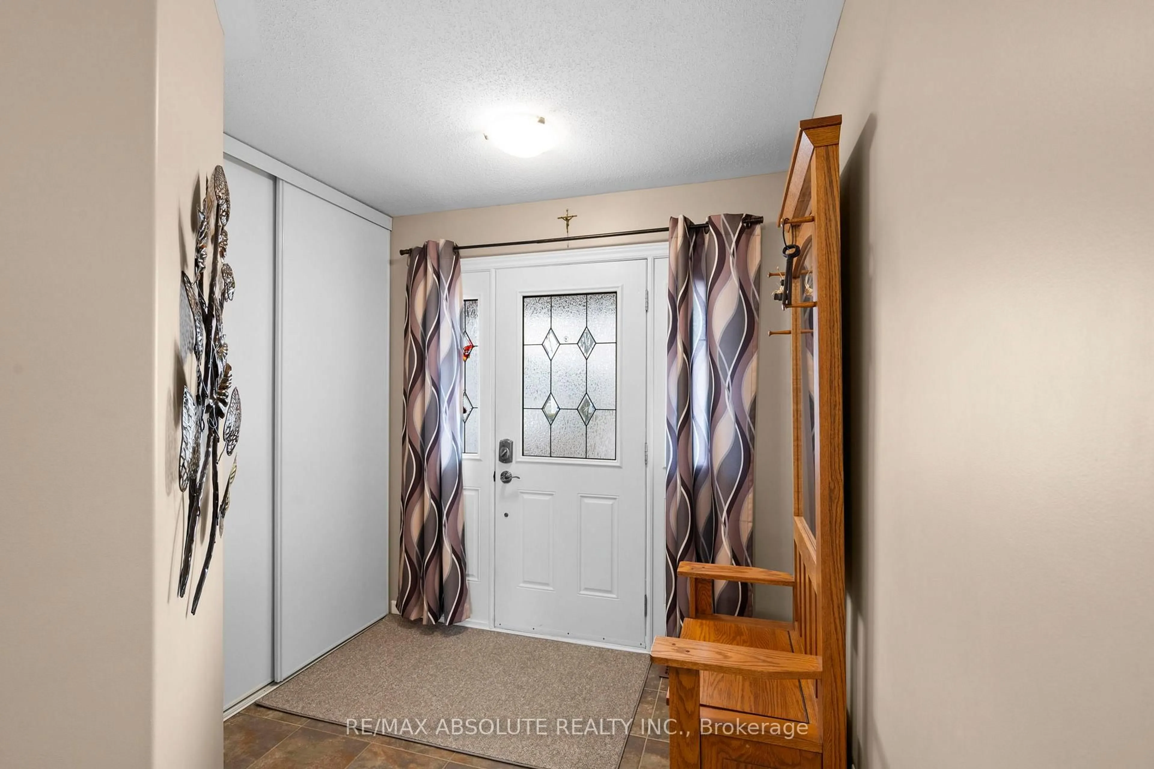 Indoor entryway for 17 Allan Bond Crt, Arnprior Ontario K7S 0C5