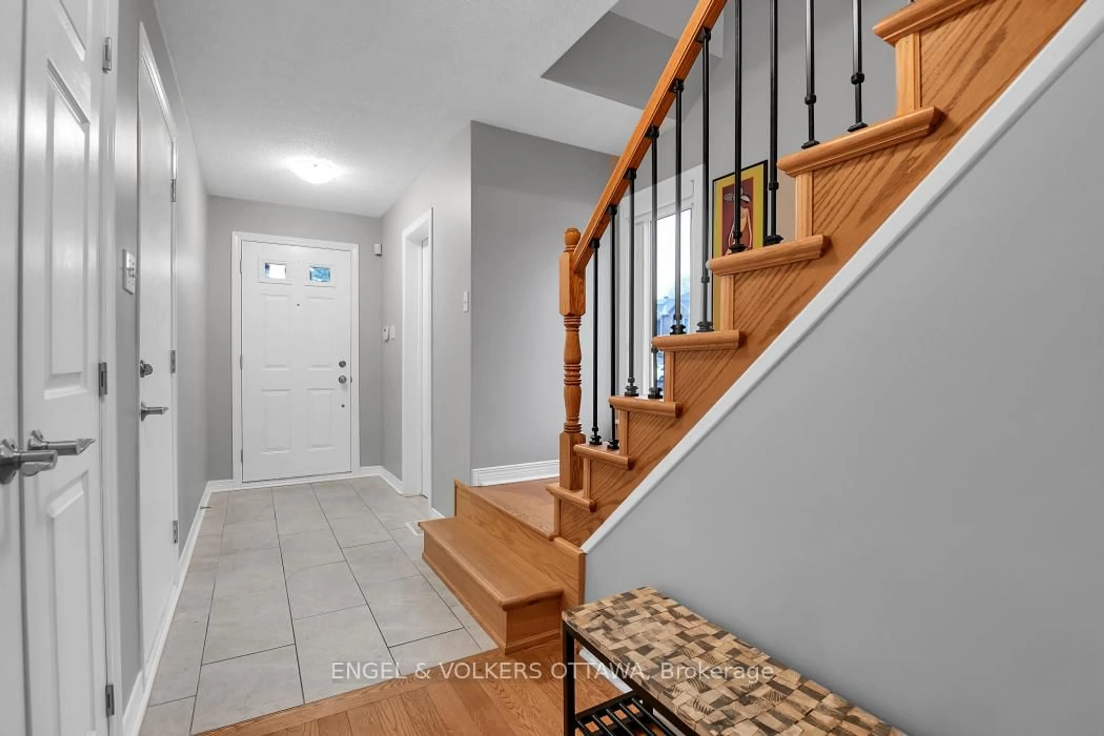 Indoor entryway for 1 Maurya Crt, Ottawa Ontario K1G 5S2