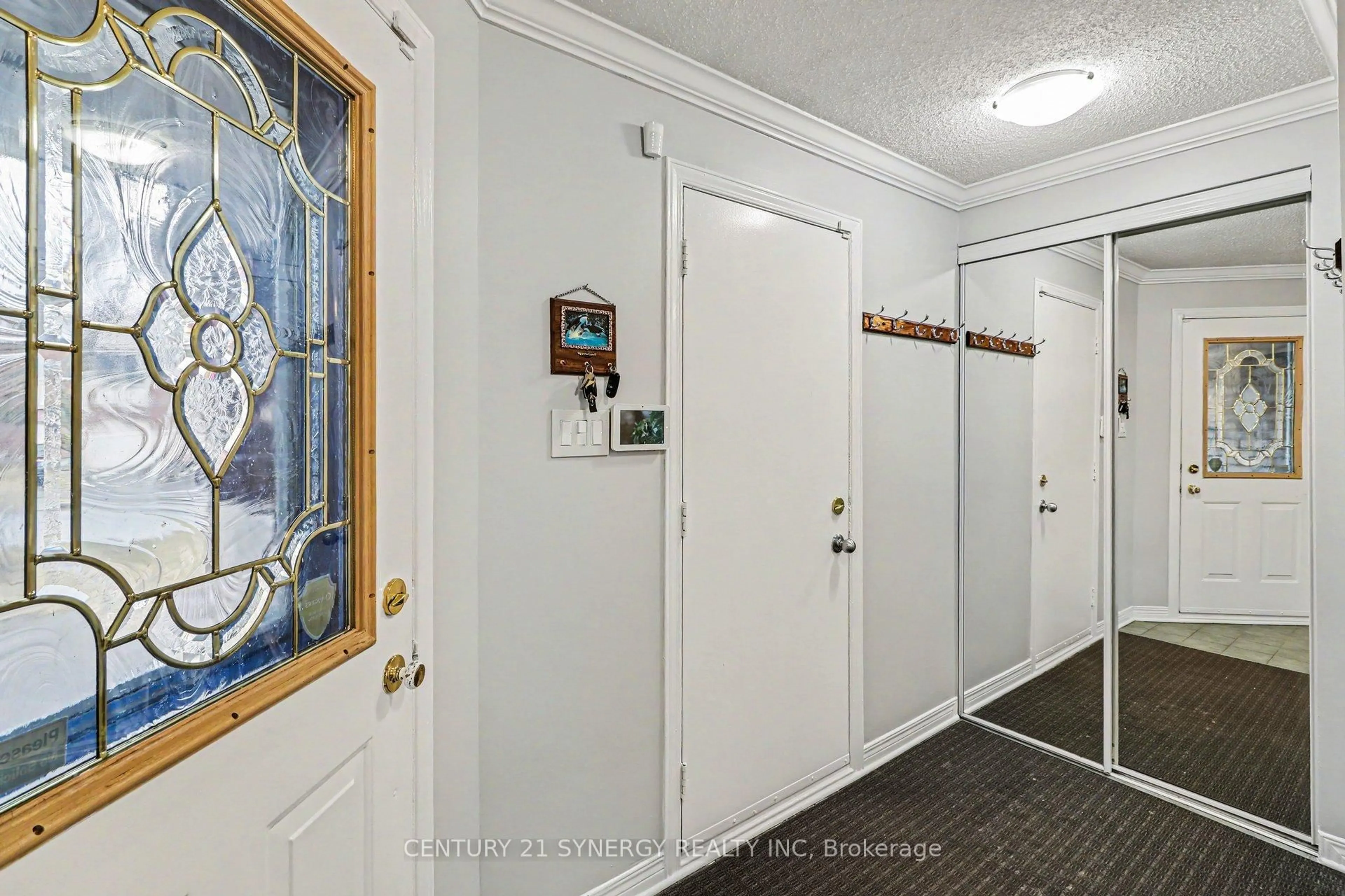 Indoor foyer for 41 Hunterswood Cres, Ottawa Ontario K1G 5V7