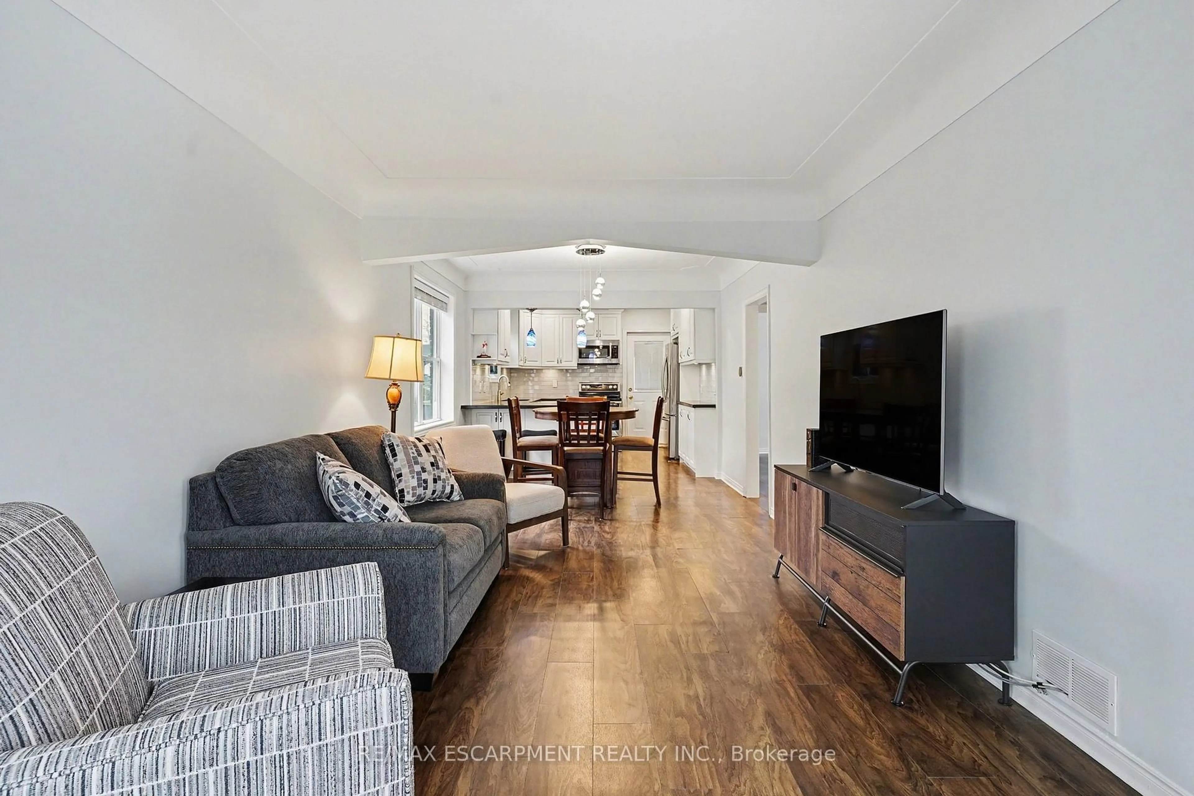 Living room with furniture, wood/laminate floor for 53 Bell Ave, Hamilton Ontario L8K 3E2