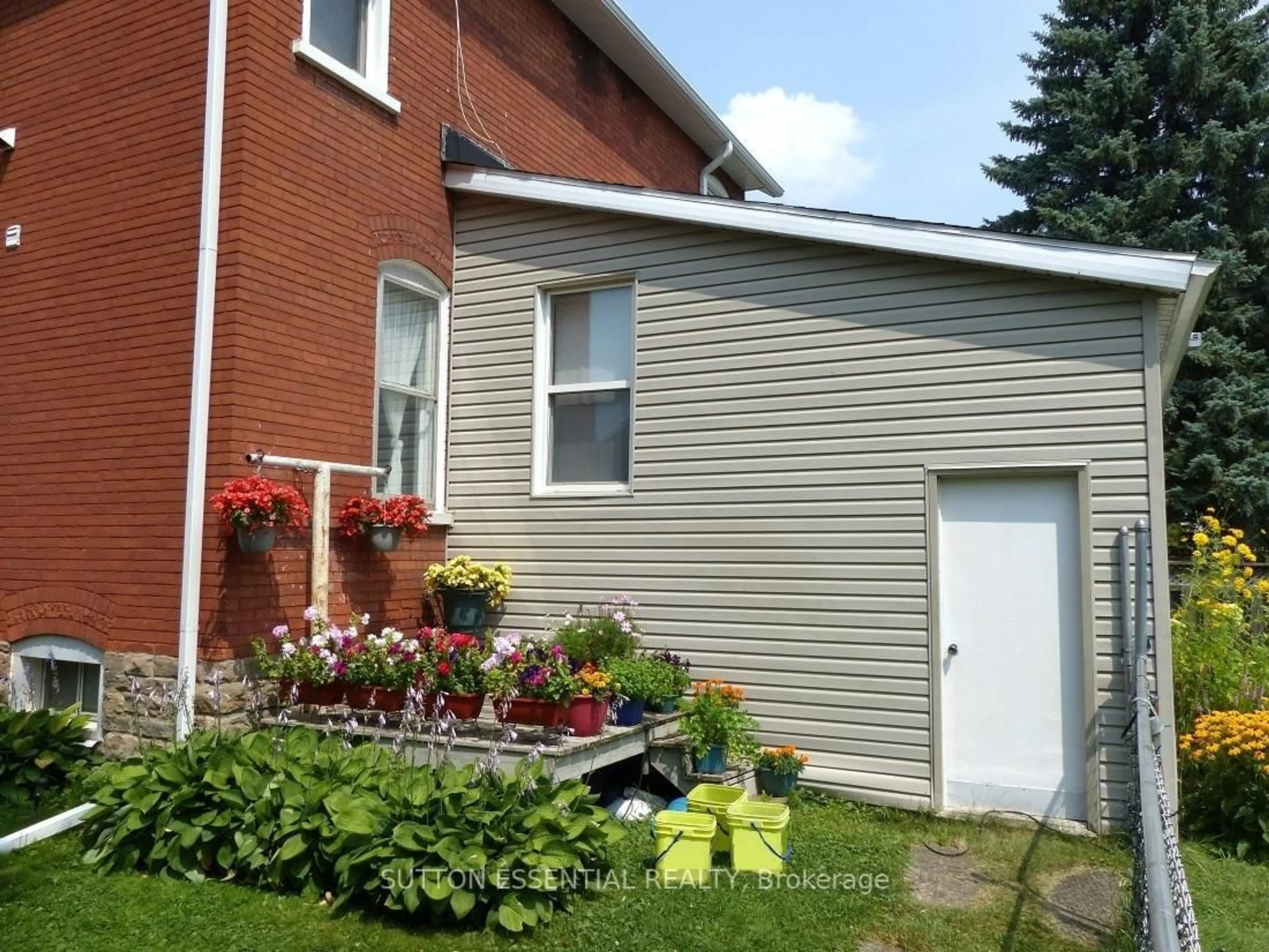 Unknown for 71 Russell St, Smiths Falls Ontario K7A 1G5