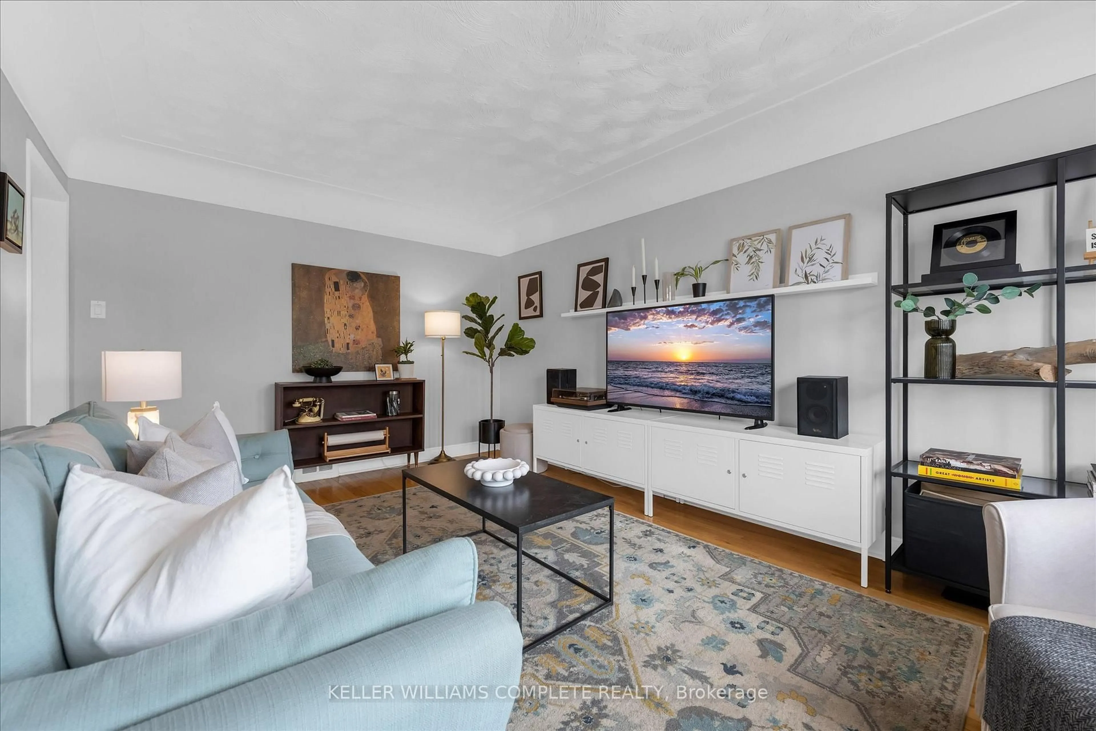 Living room with furniture, unknown for 189 EAST 14TH St, Hamilton Ontario L9A 4B7