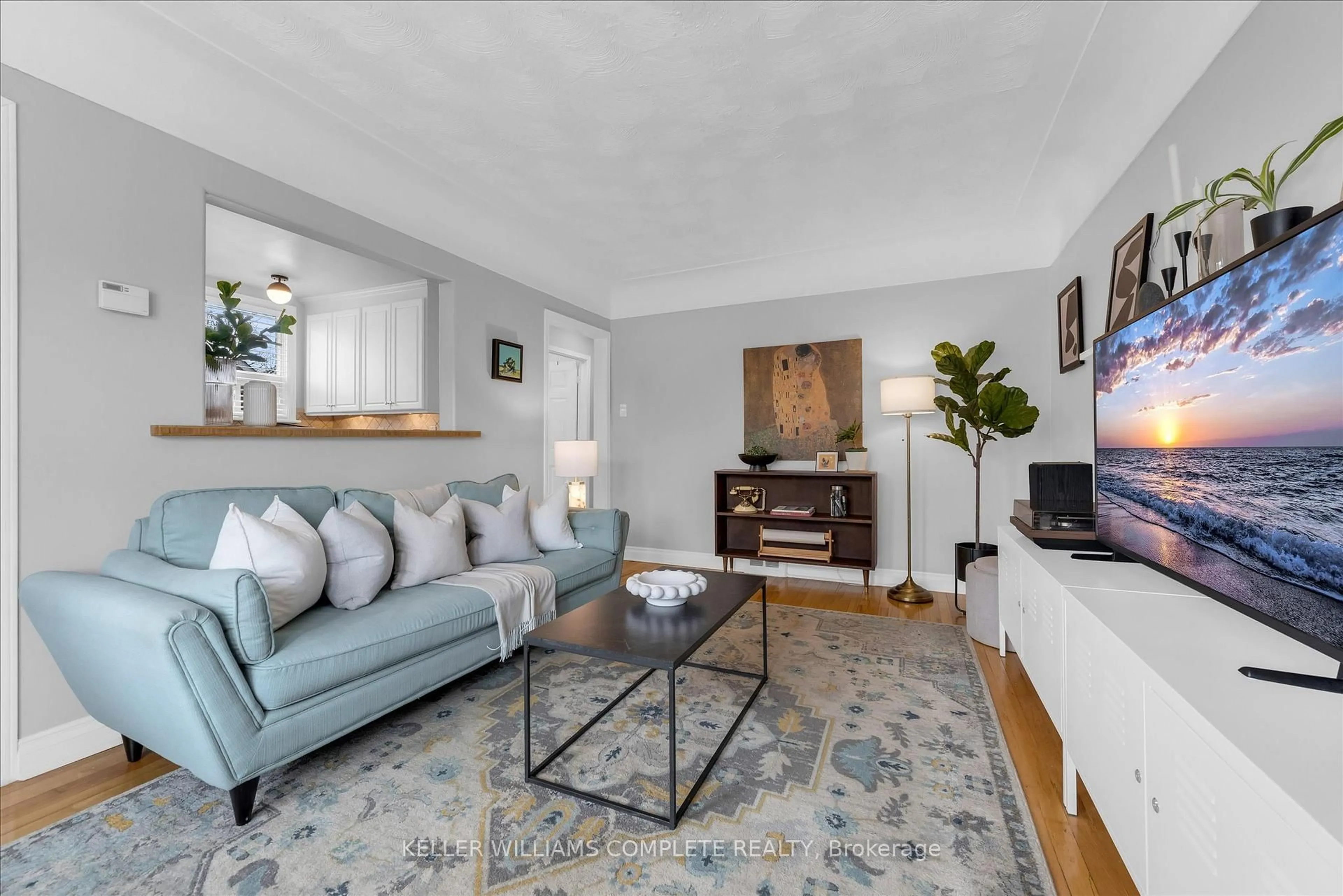 Living room with furniture, unknown for 189 EAST 14TH St, Hamilton Ontario L9A 4B7