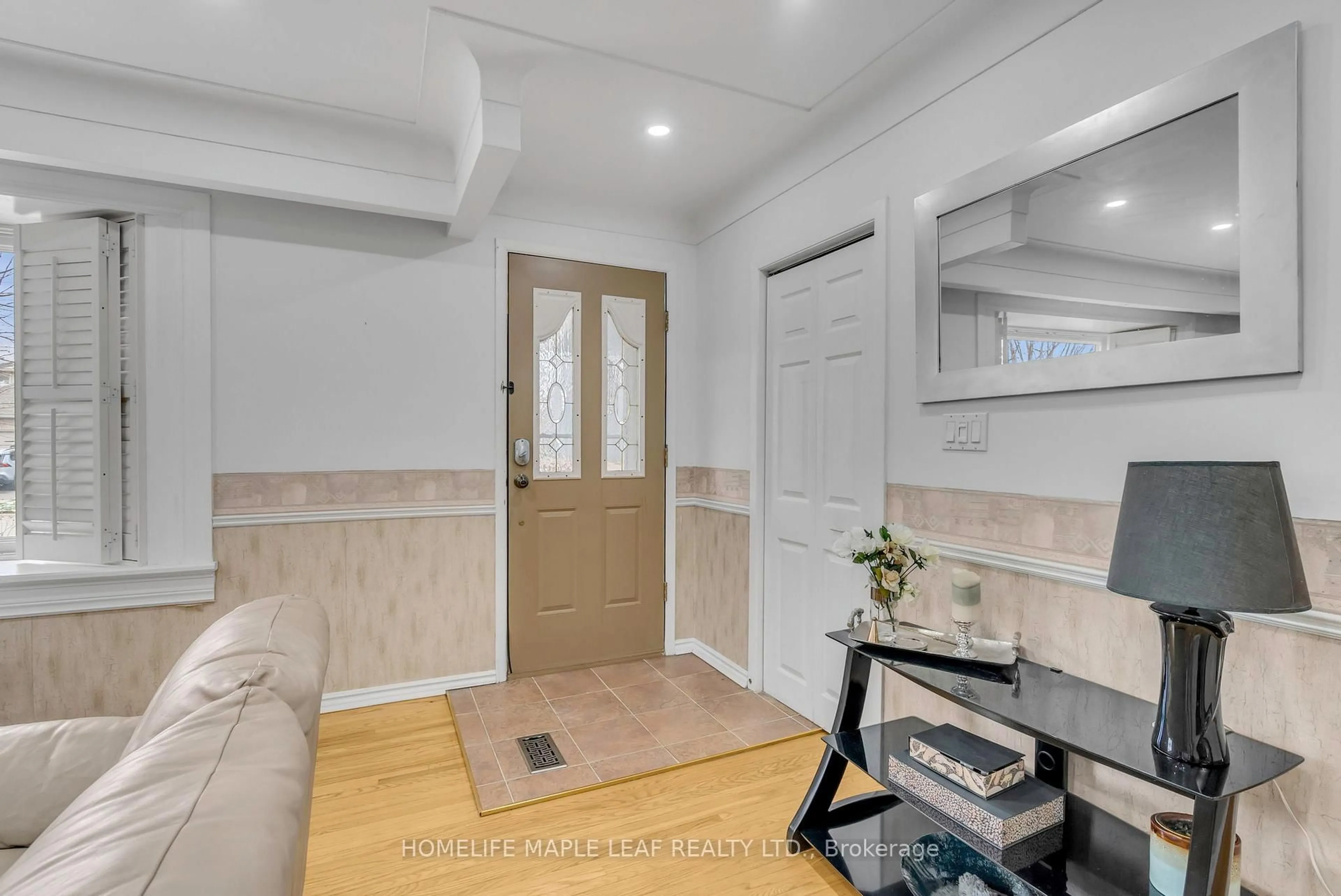 Indoor entryway for 398 Kerman Ave, Grimsby Ontario L3M 3X1