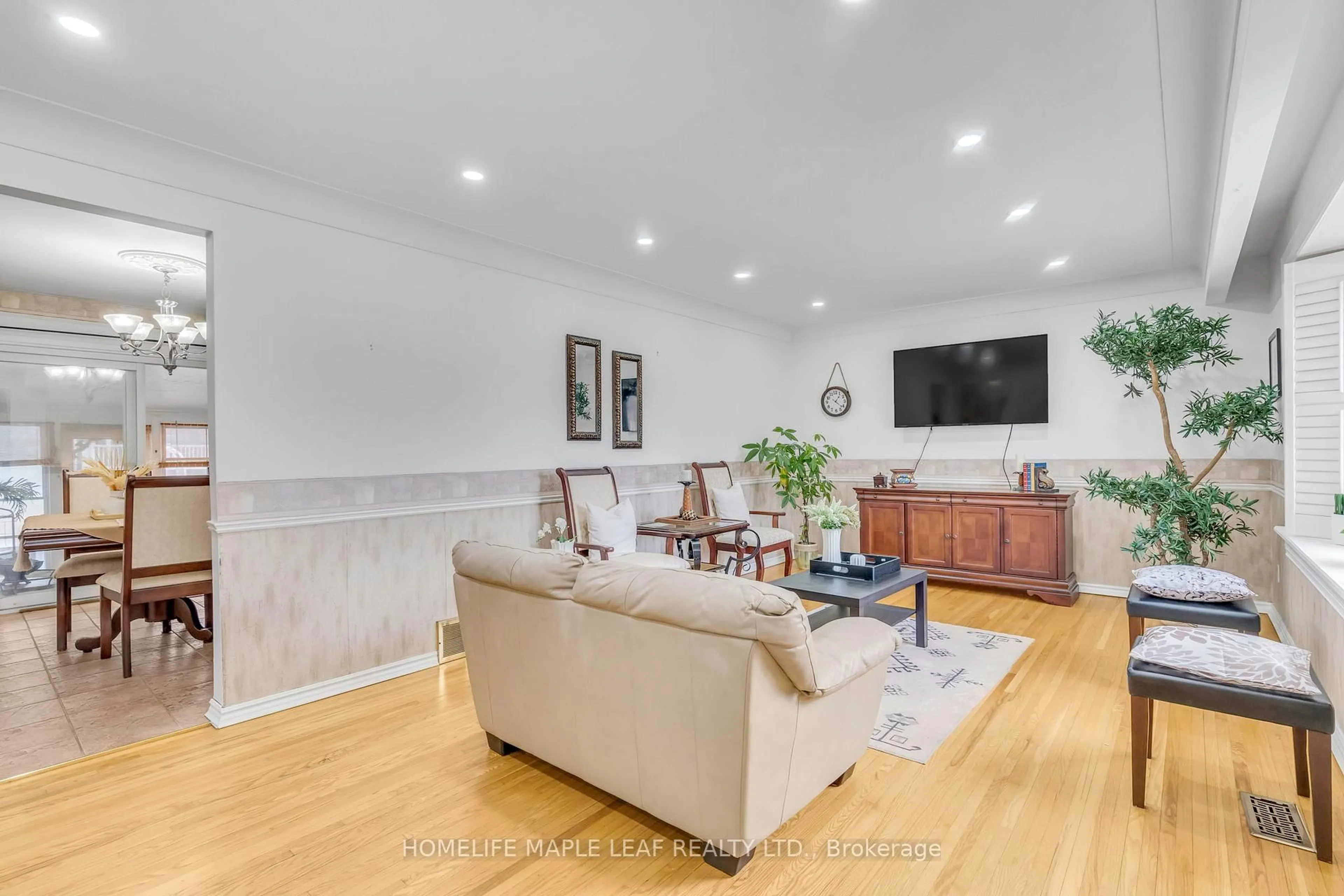 Living room with furniture, unknown for 398 Kerman Ave, Grimsby Ontario L3M 3X1