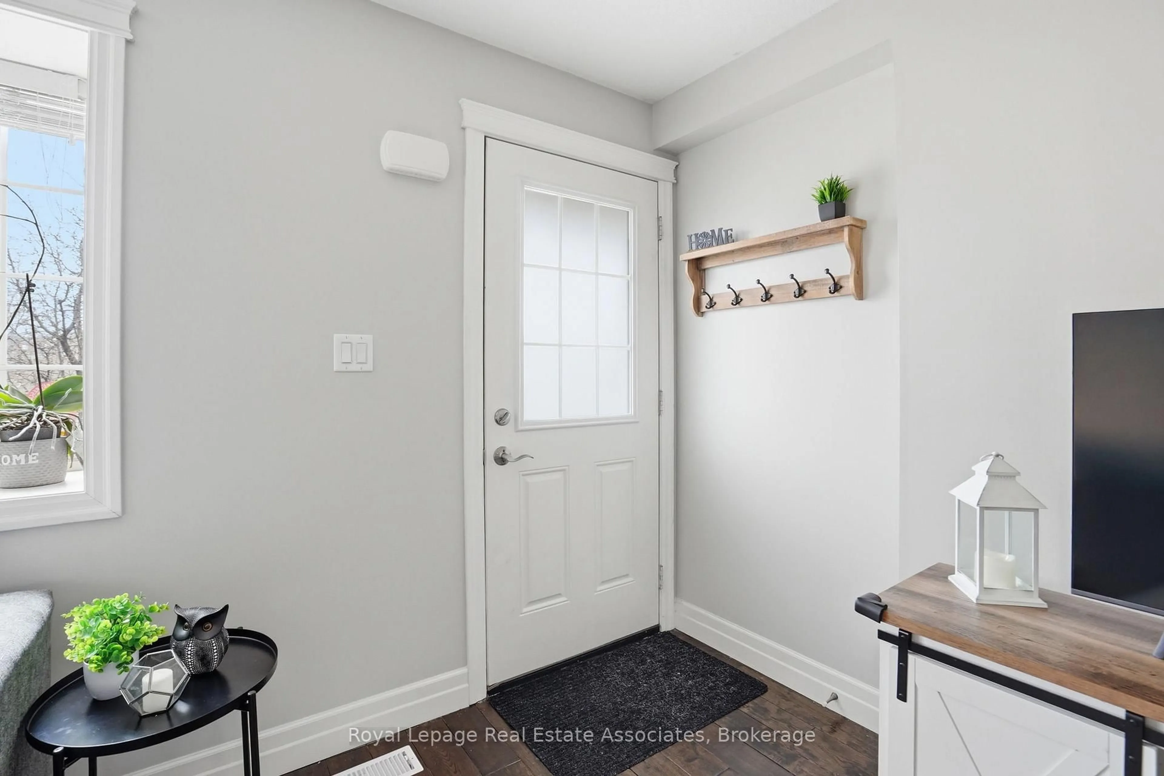 Indoor entryway for 275 Old Huron Rd #16, Kitchener Ontario N2R 1P9