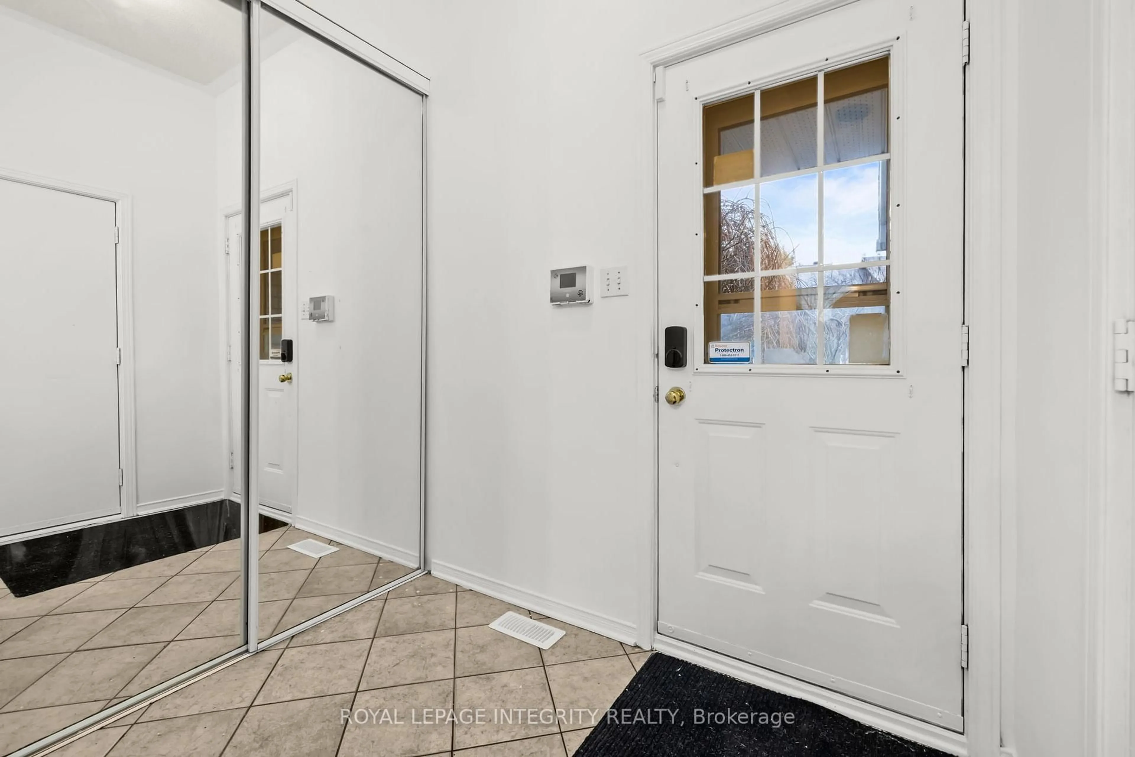 Indoor entryway for 6383 Sablewood Pl, Ottawa Ontario K1C 7M3