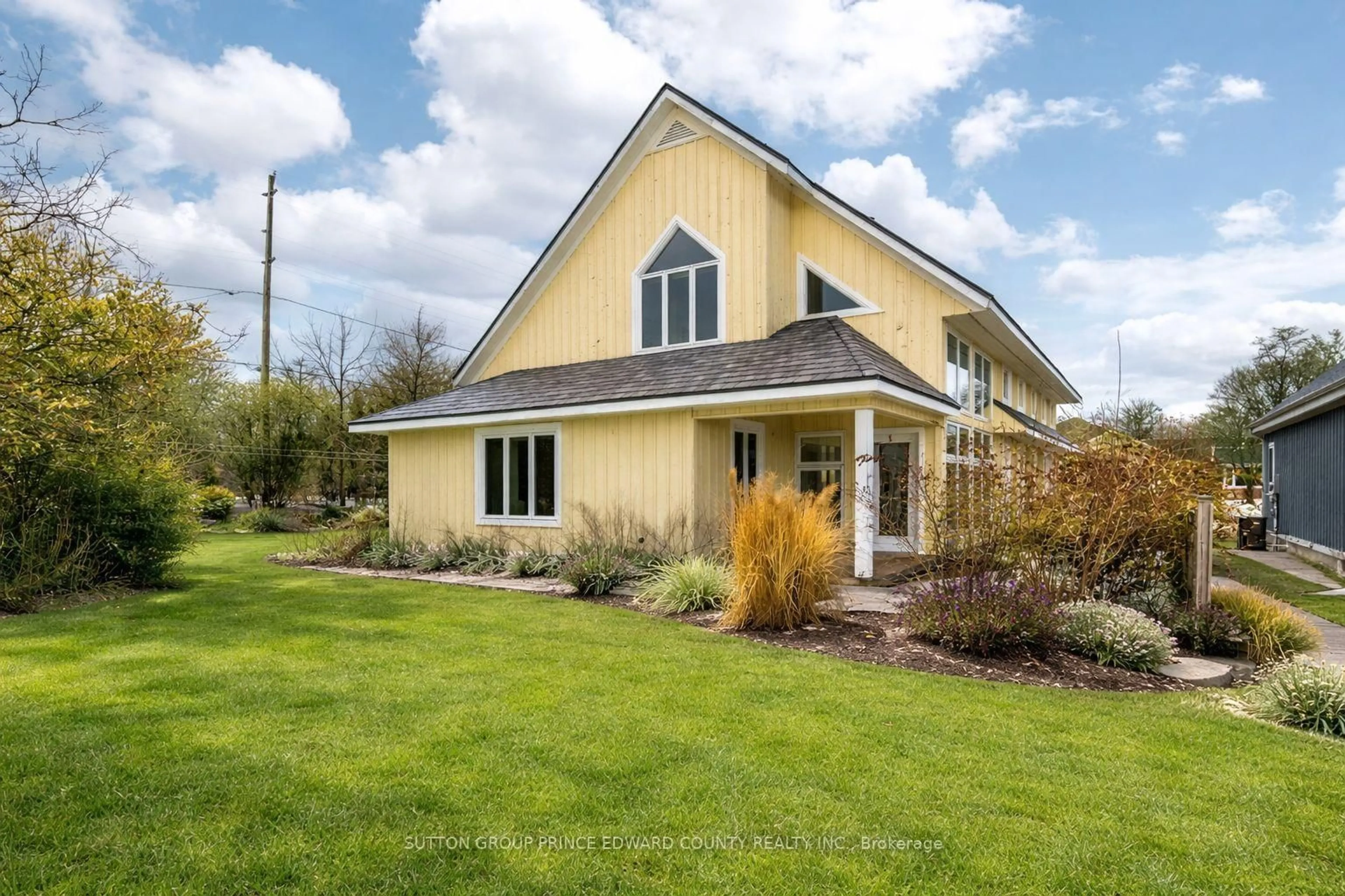 Home with vinyl exterior material, building for 4 Carla Crt, Prince Edward County Ontario K0K 3L0