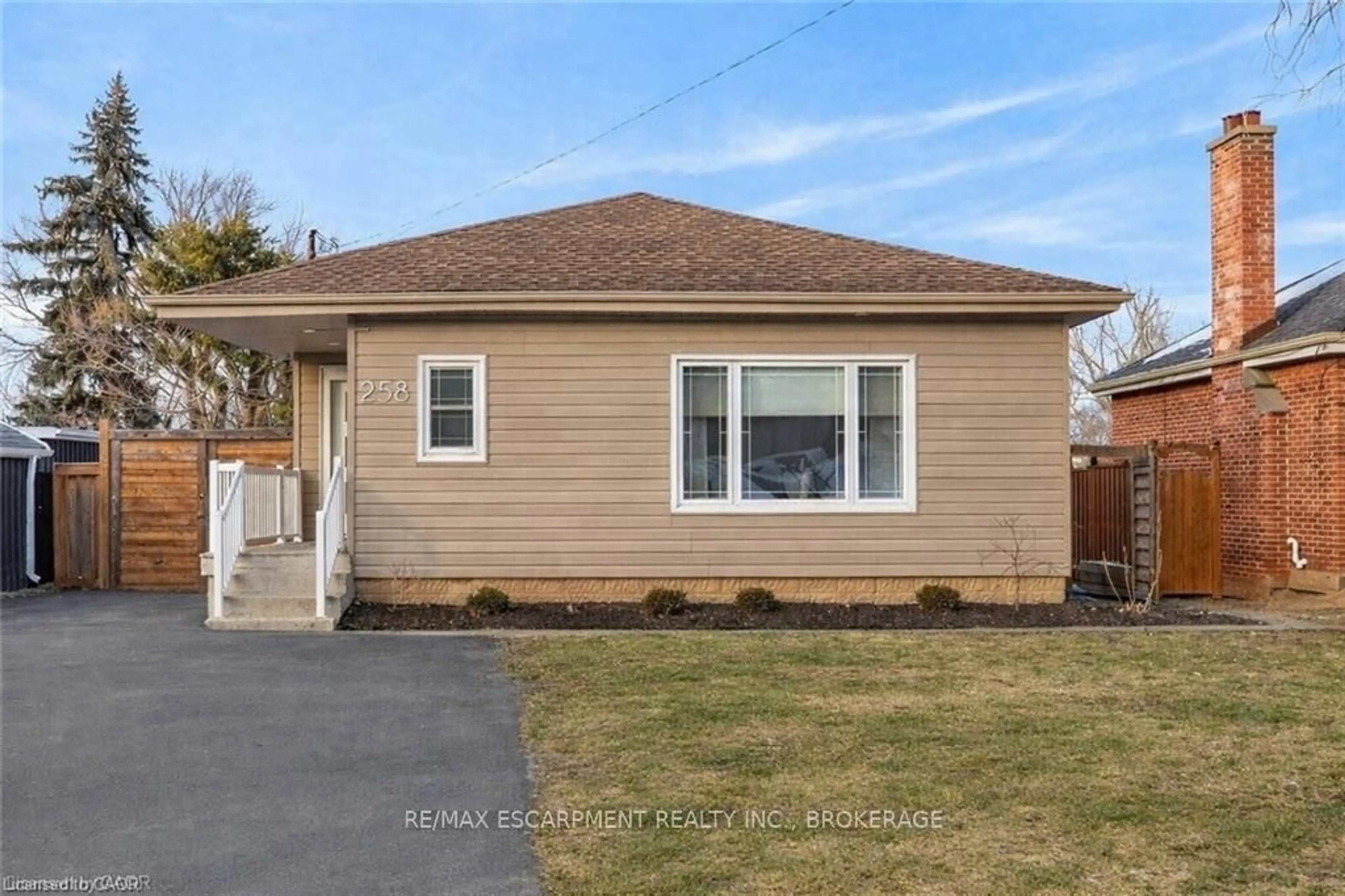 Home with vinyl exterior material, street for 258 Sanatorium Rd, Hamilton Ontario L9C 1Z9