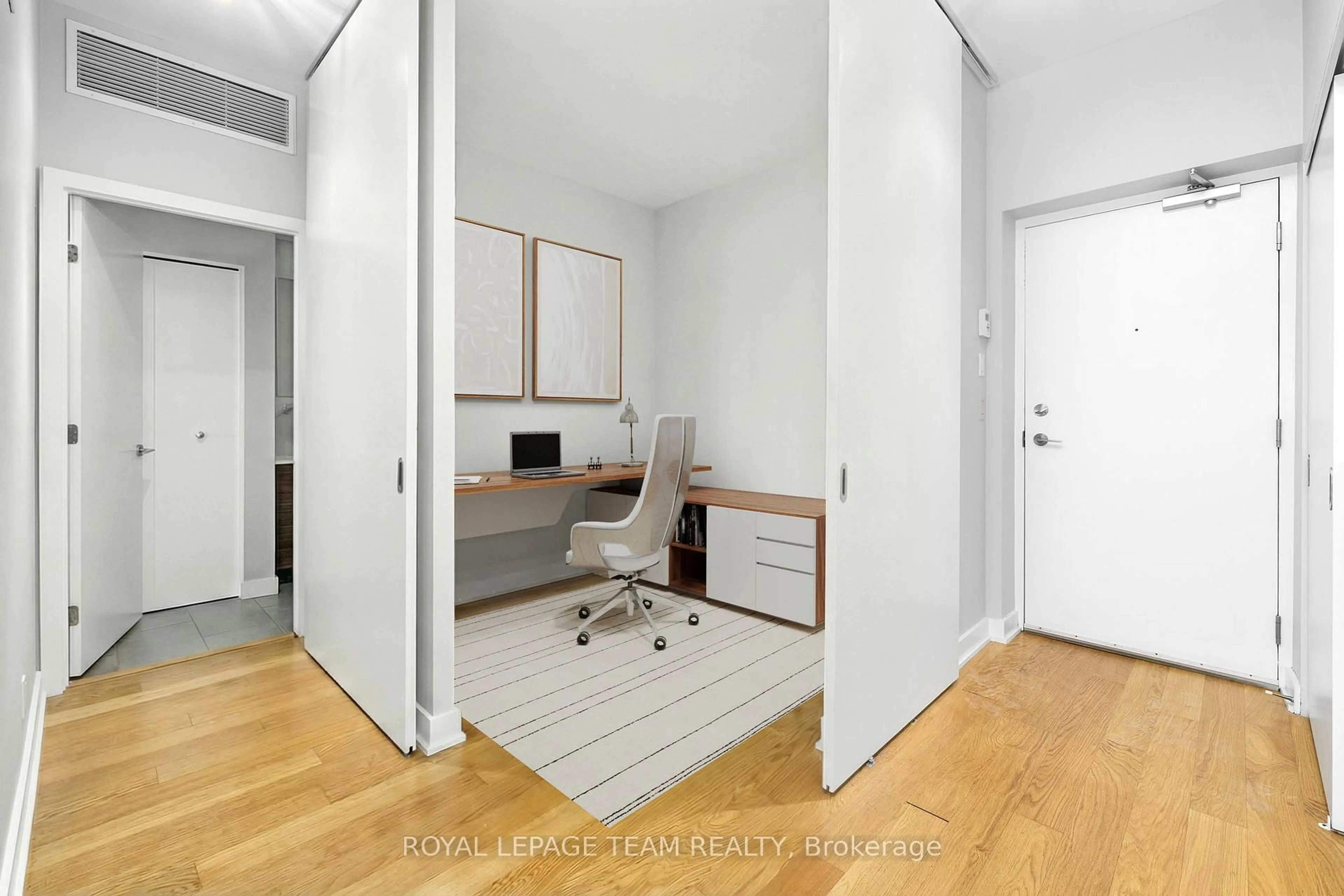 Indoor entryway for 354 Gladstone Ave #318, Ottawa Ontario K2P 0R4