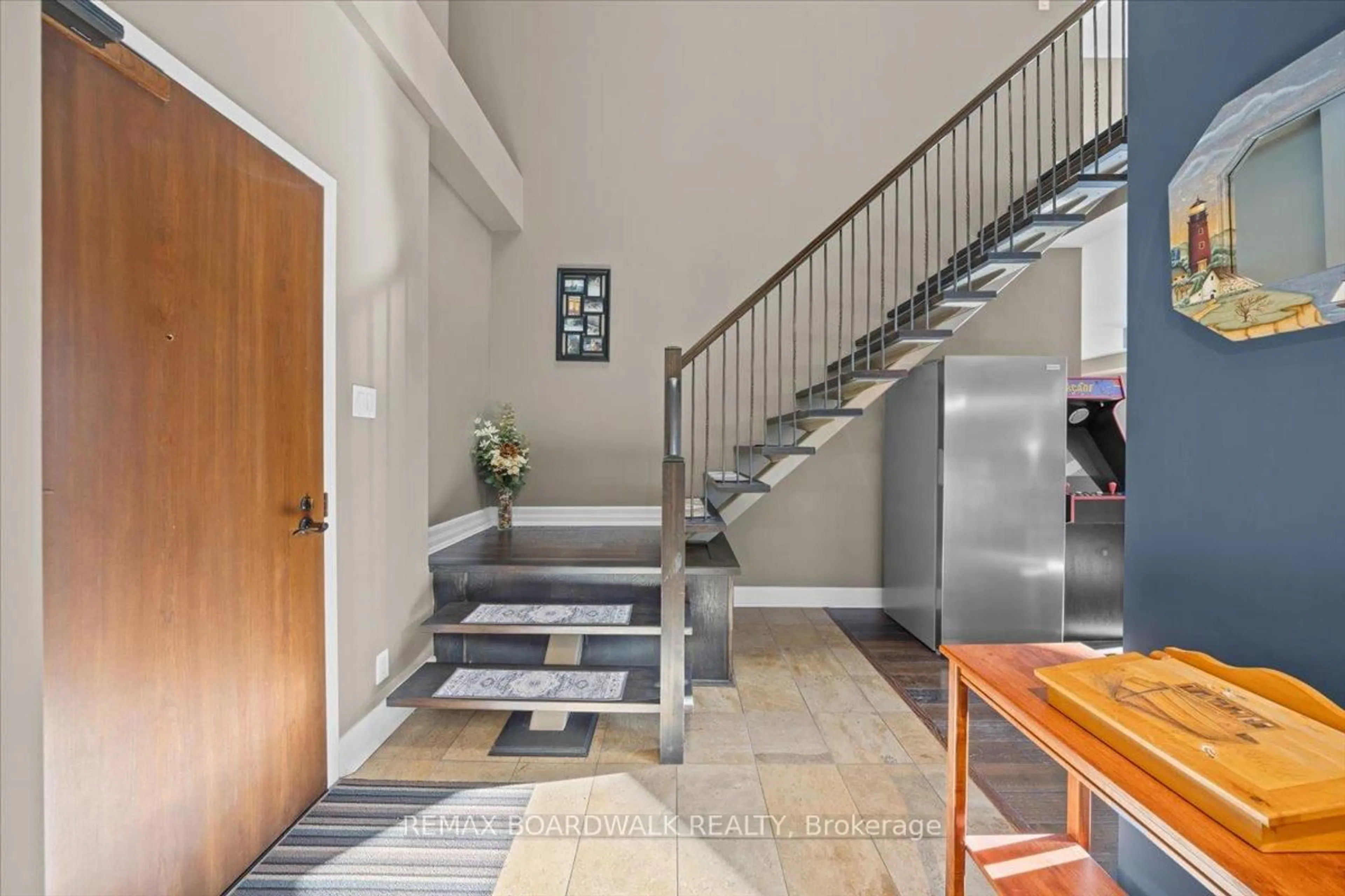 Indoor foyer for 320 Mcleod St ##PH804, Ottawa Ontario K2P 1A3