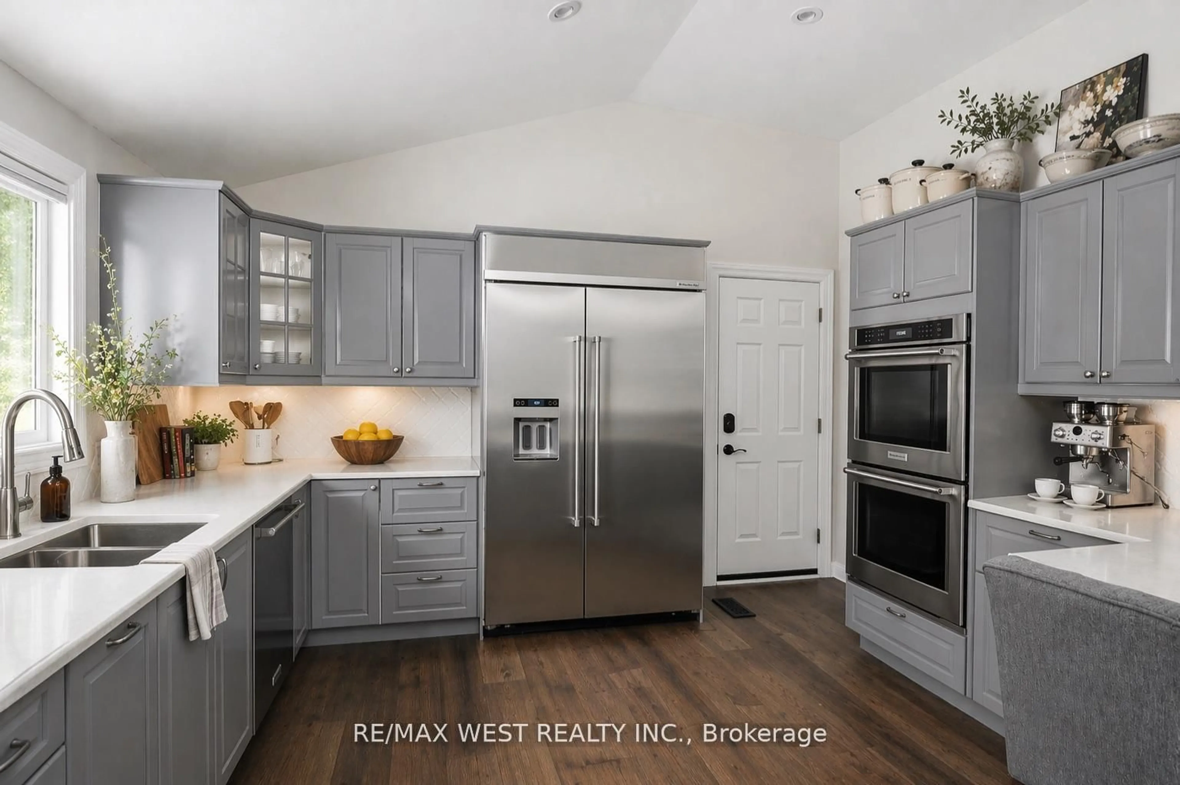 Contemporary kitchen, unknown for 26 Hostein Dr, Hamilton Ontario L9G 2S5