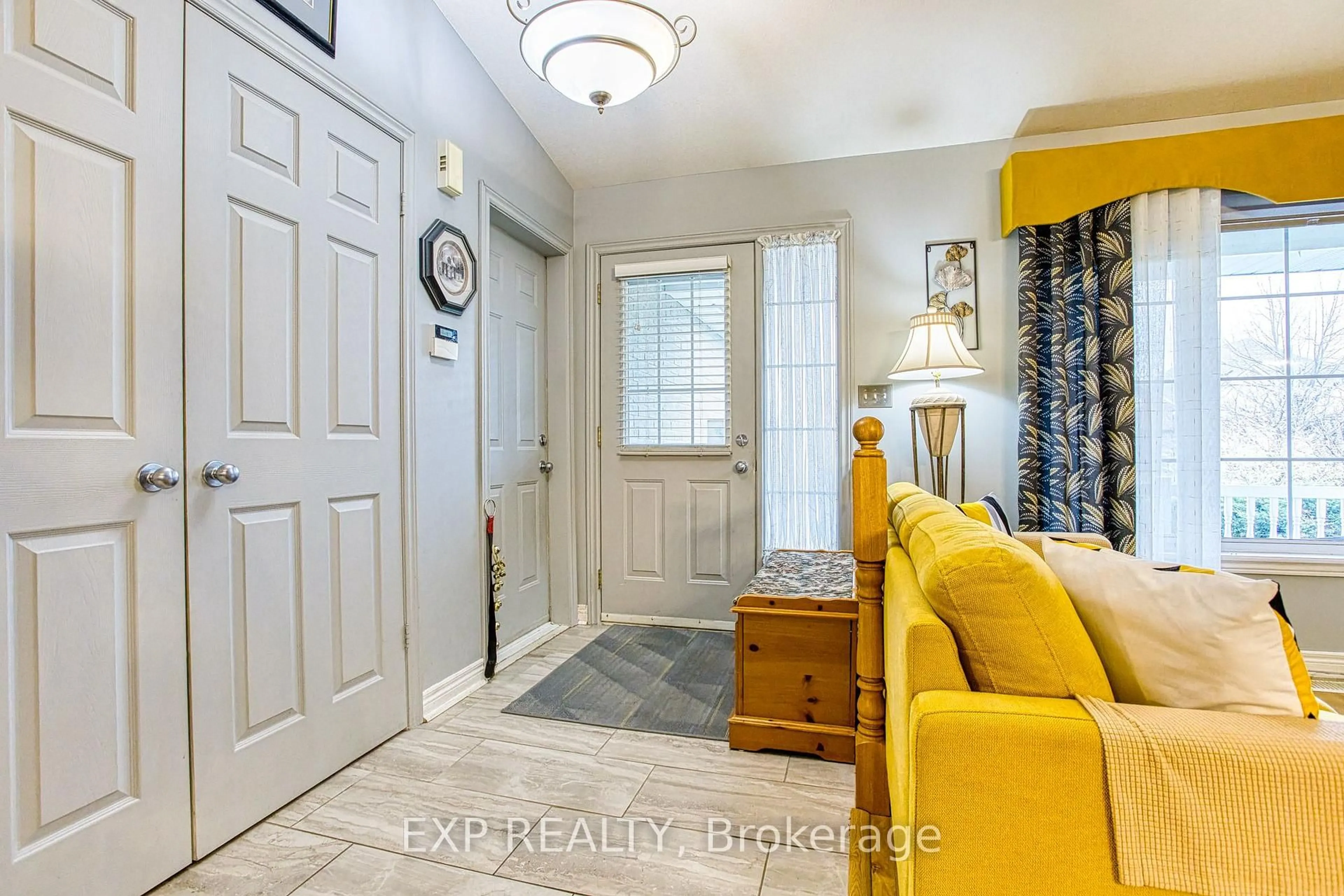 Indoor entryway for 7192 Kelly Dr, Niagara Falls Ontario L2H 3K1