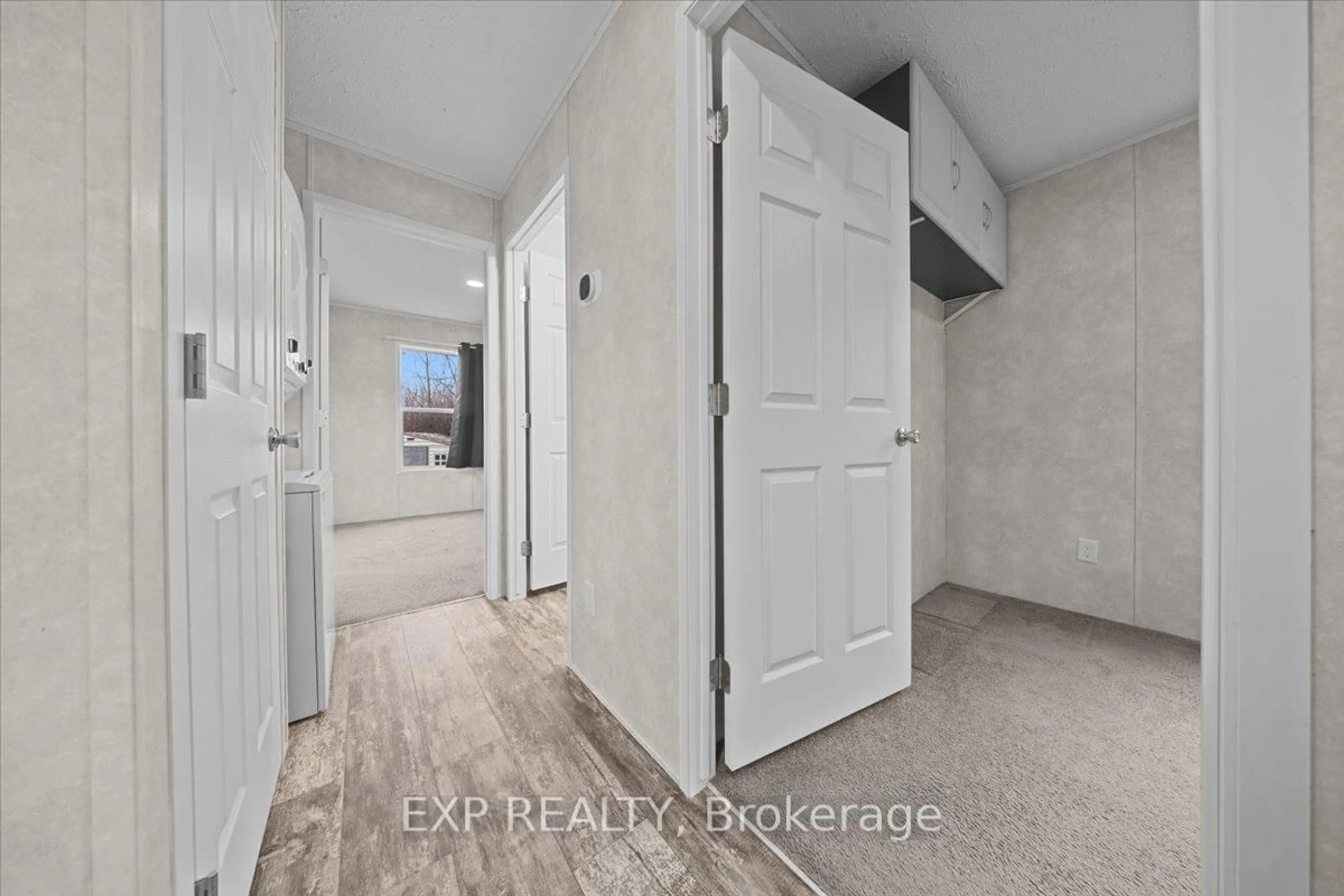 Indoor entryway for 114 Harold Valley Dr, Kinburn Ontario K0A 2H0