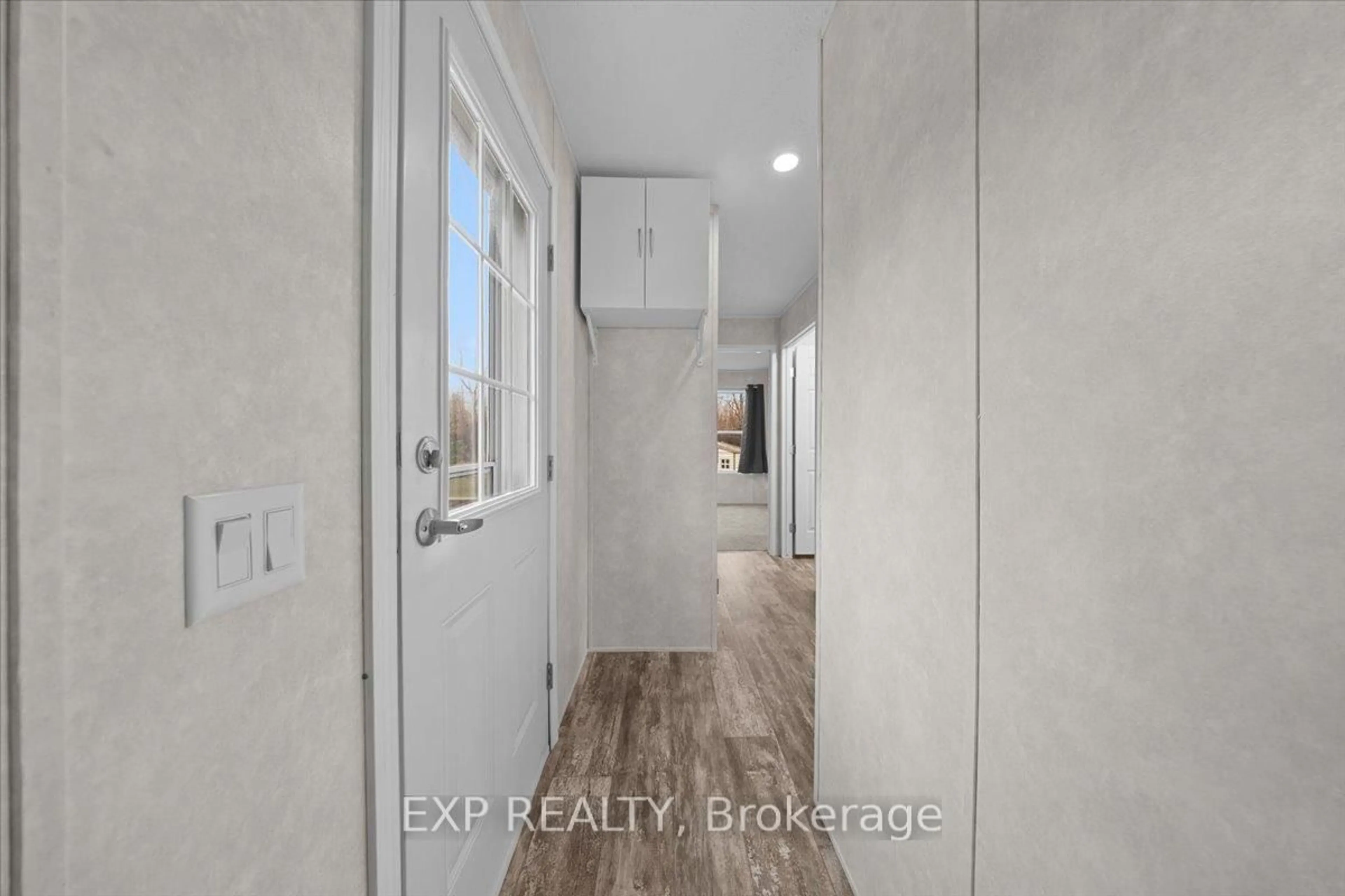 Indoor entryway for 114 Harold Valley Dr, Kinburn Ontario K0A 2H0