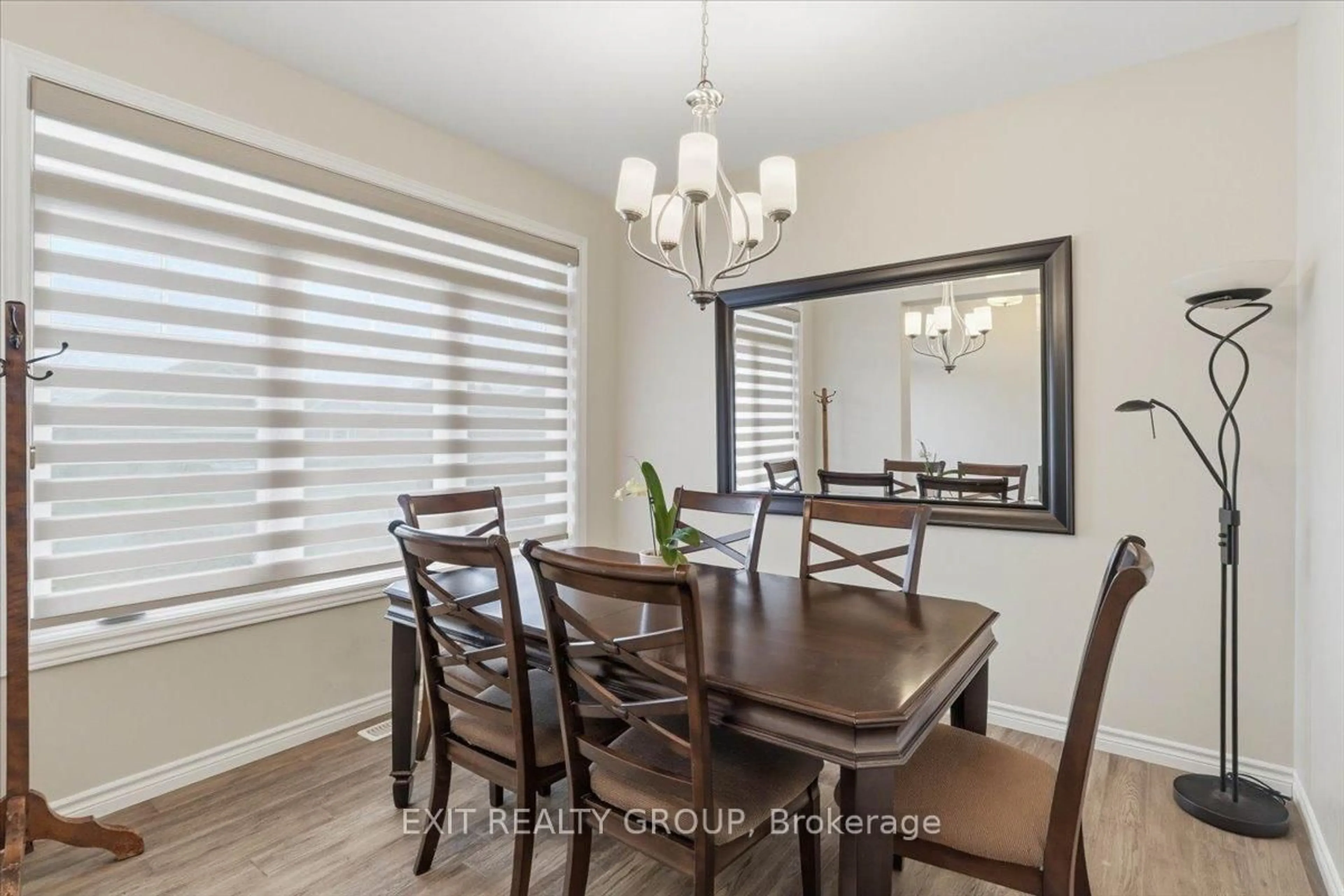 Dining room, wood/laminate floor for 55 Stonecrest Blvd, Quinte West Ontario K8R 0A5
