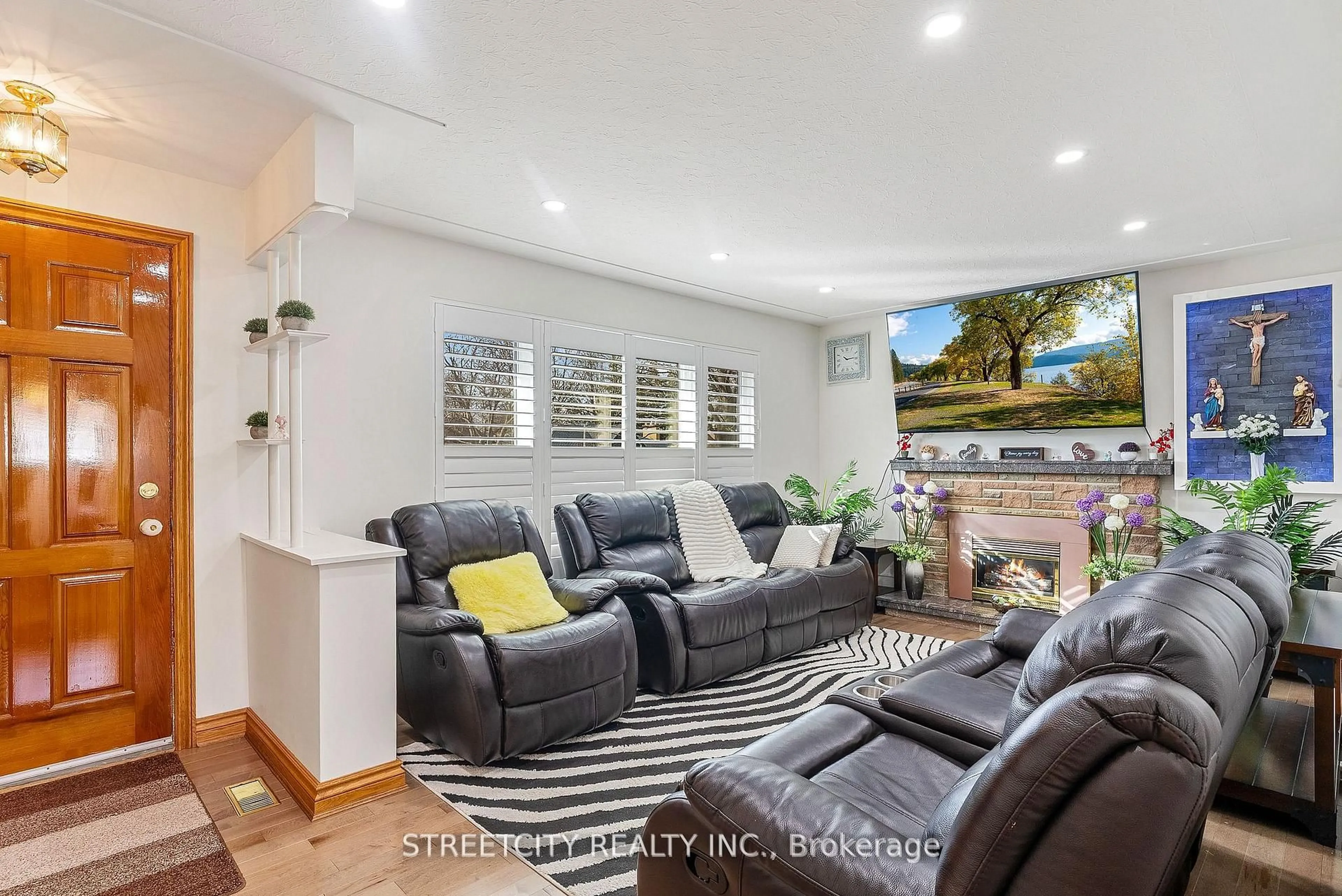 Living room with furniture, unknown for 306 Burlington Cres, London South Ontario N5Z 3G5