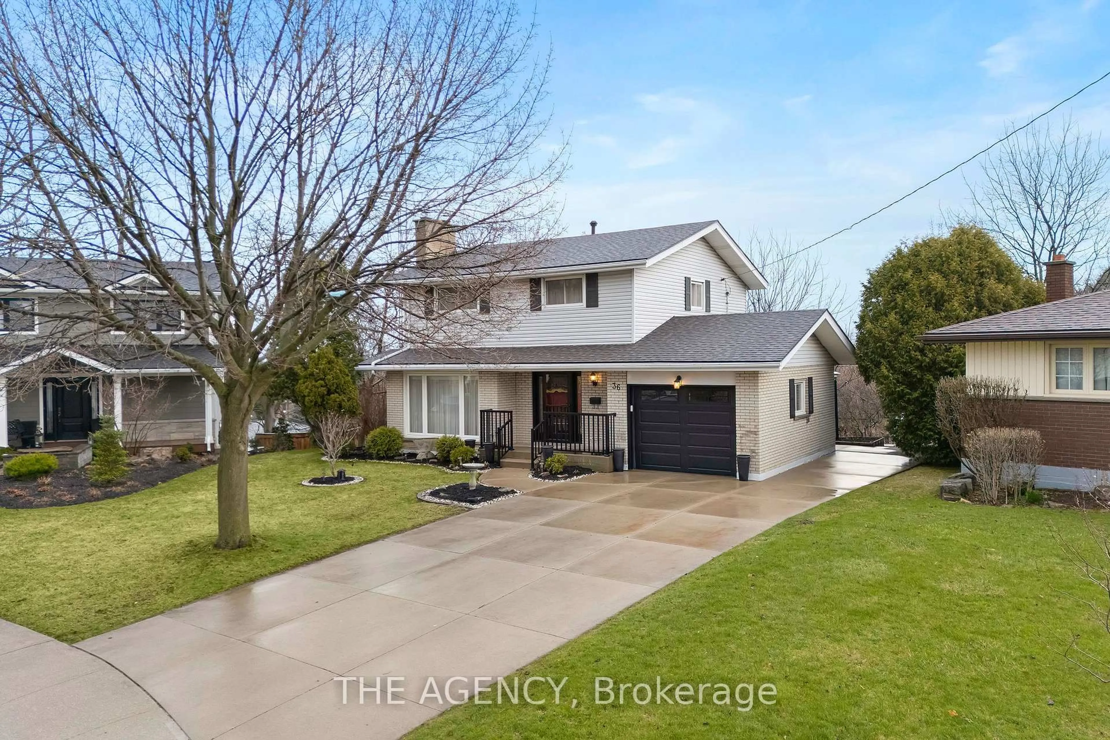 A pic from outside/outdoor area/front of a property/back of a property/a pic from drone, street for 36 Buckingham Dr, Hamilton Ontario L9C 2G5