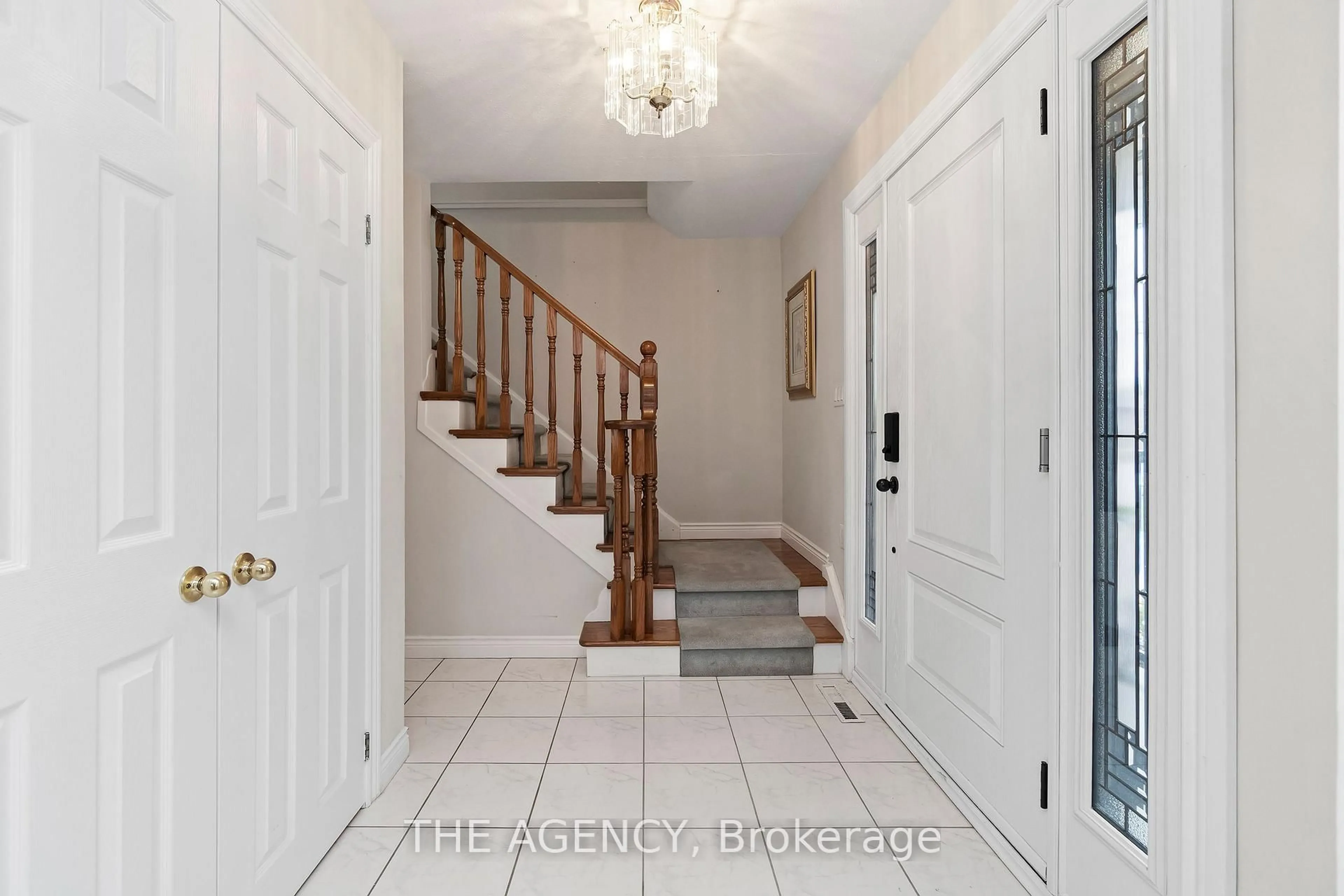 Indoor entryway for 36 Buckingham Dr, Hamilton Ontario L9C 2G5
