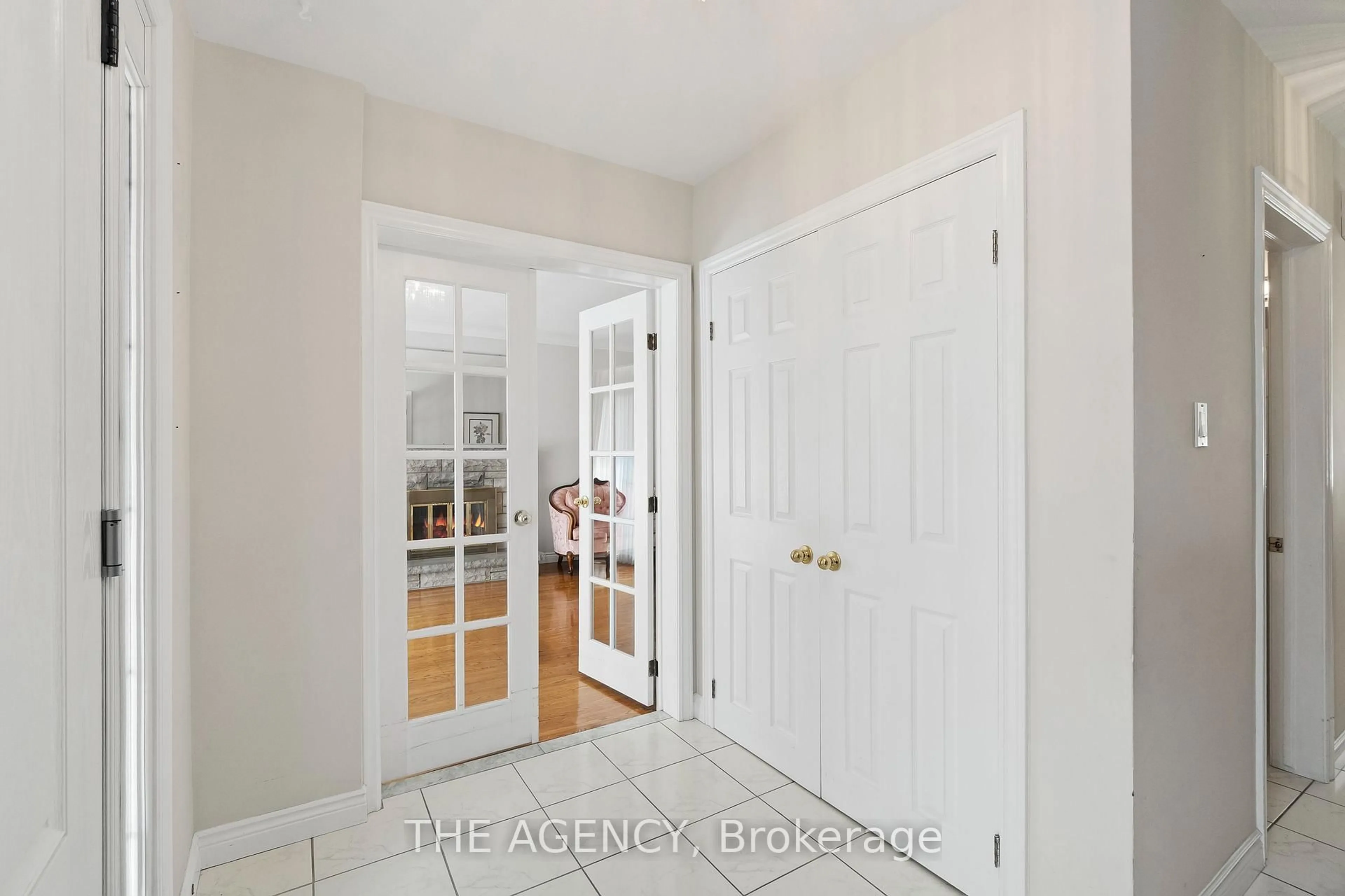 Indoor entryway for 36 Buckingham Dr, Hamilton Ontario L9C 2G5