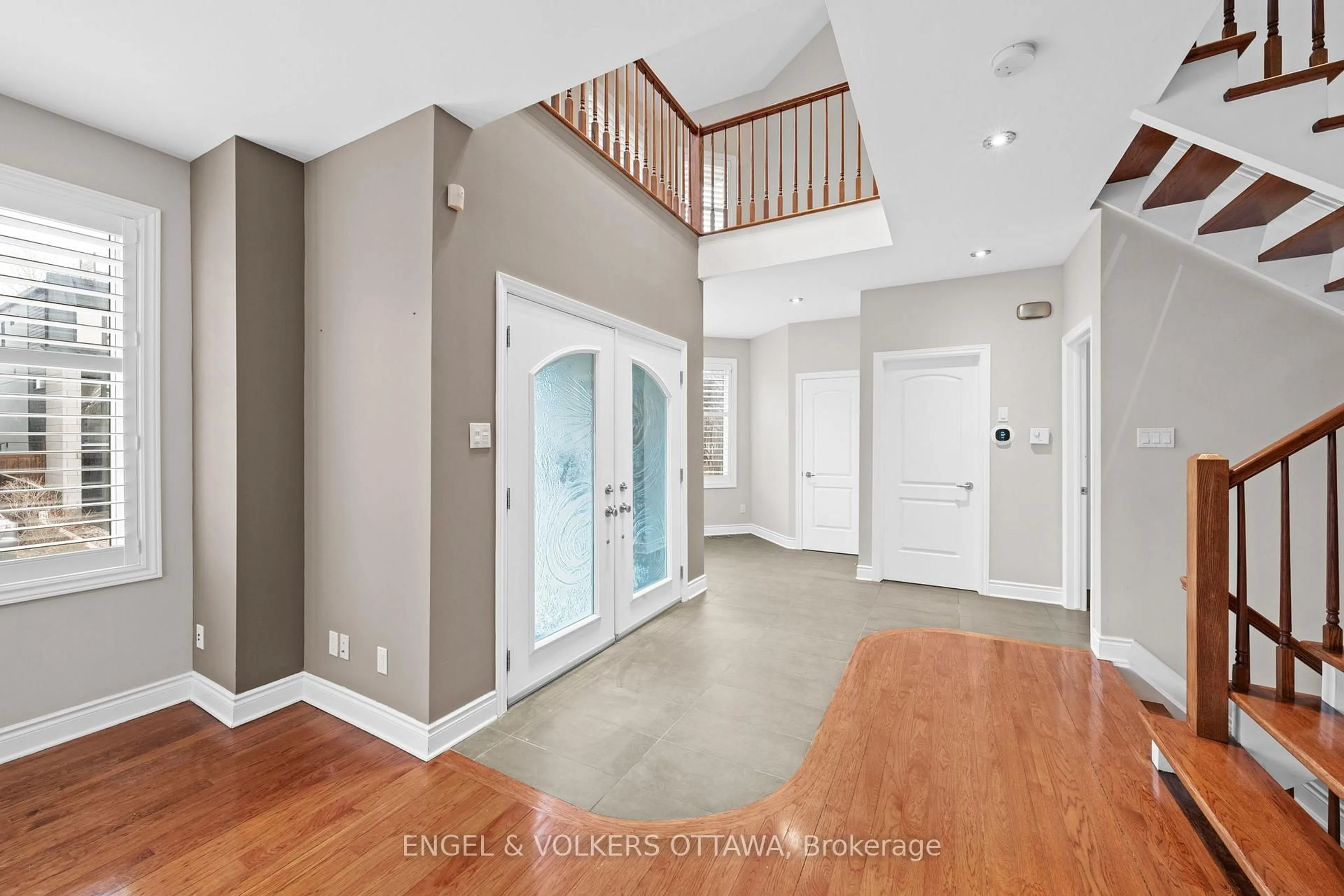 Indoor entryway for 249 Atlantis Ave, Ottawa Ontario K2A 1X9