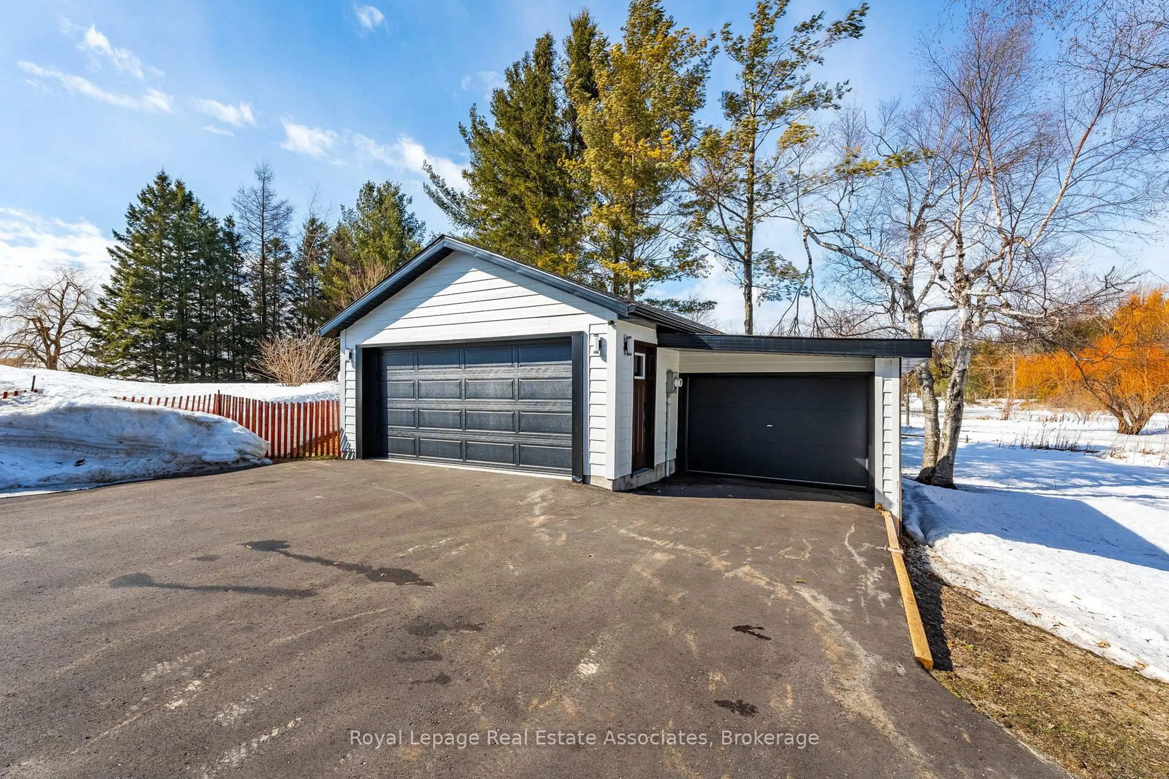 Indoor garage for 475352 County Road 11, Amaranth Ontario L9V 1L1