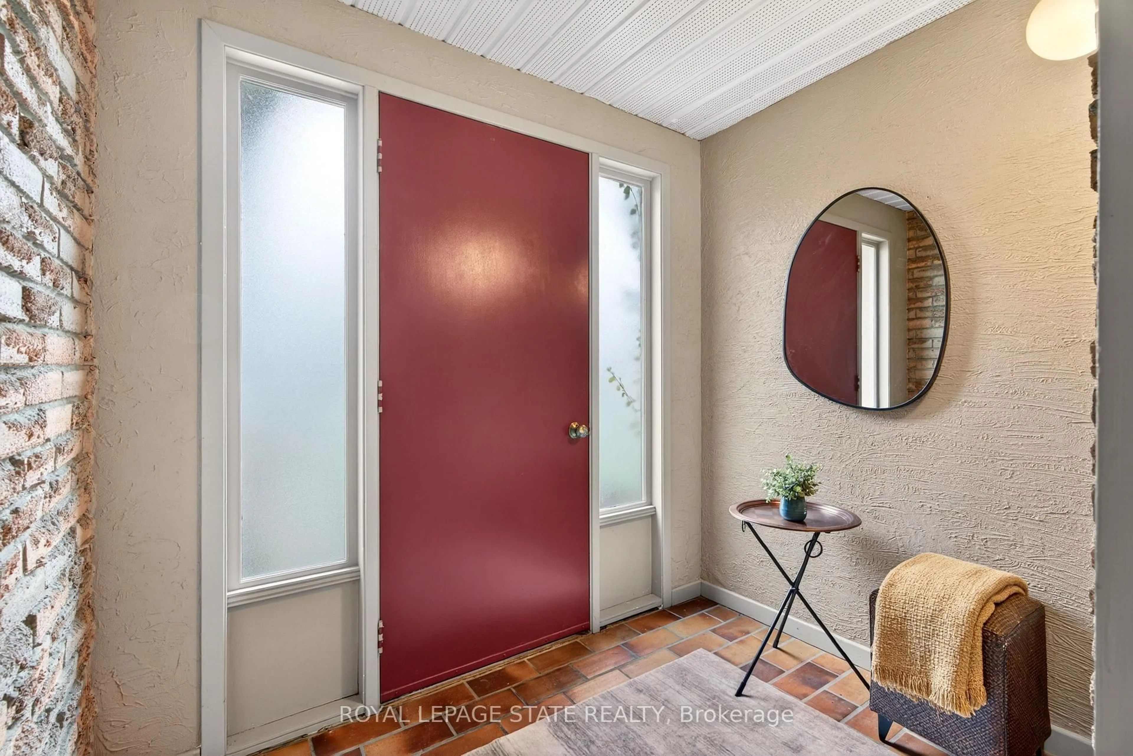 Indoor entryway for 103 Turnbull Rd, Hamilton Ontario L9H 5R9